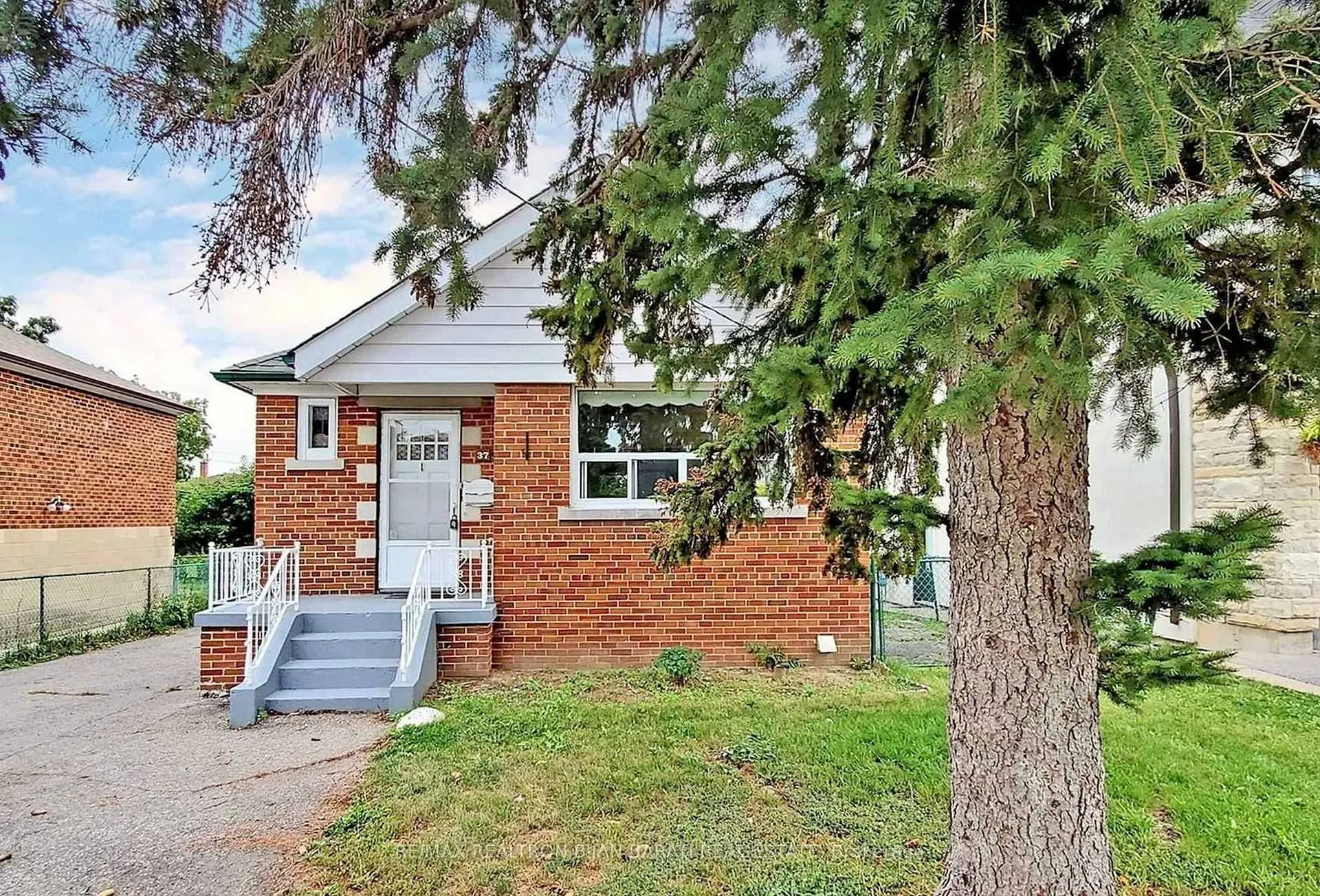 Photo 1 of 37 Regina Avenue, Toronto, Englemount-Lawrence — HOMEH