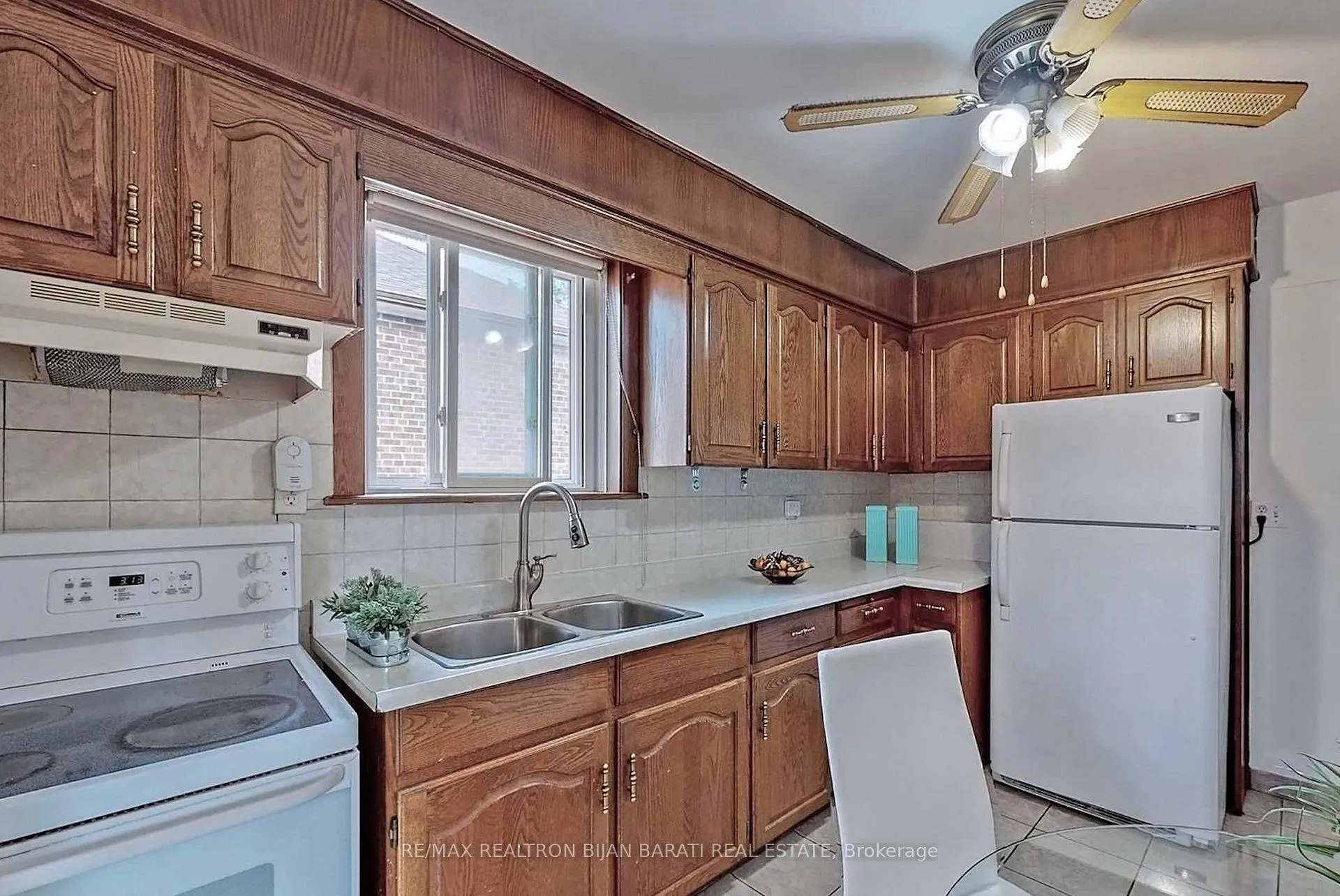 Photo 6 of 37 Regina Avenue, Toronto, Englemount-Lawrence — HOMEH