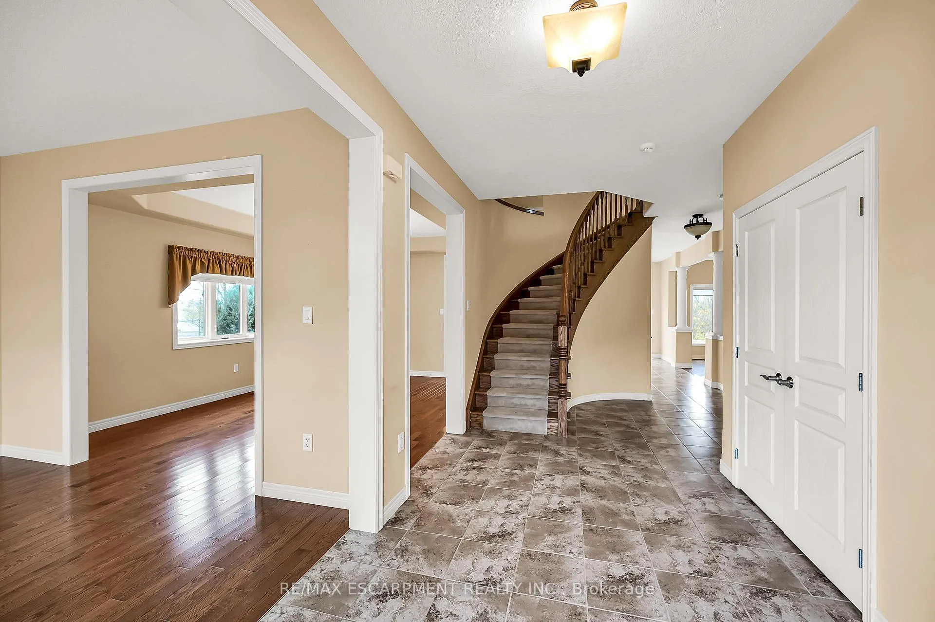 Photo 3 of 61 Waterford Crescent, Hamilton, Stoney Creek — HOMEH