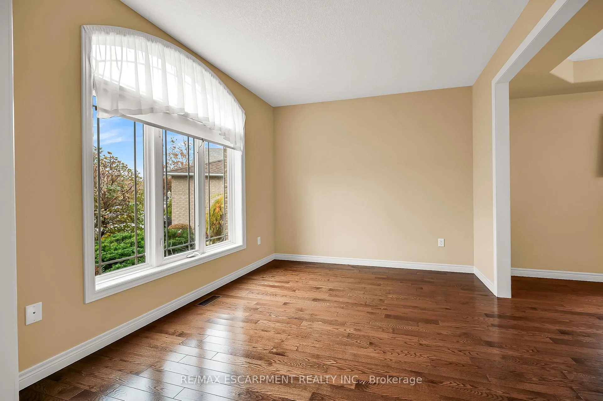 Photo 4 of 61 Waterford Crescent, Hamilton, Stoney Creek — HOMEH