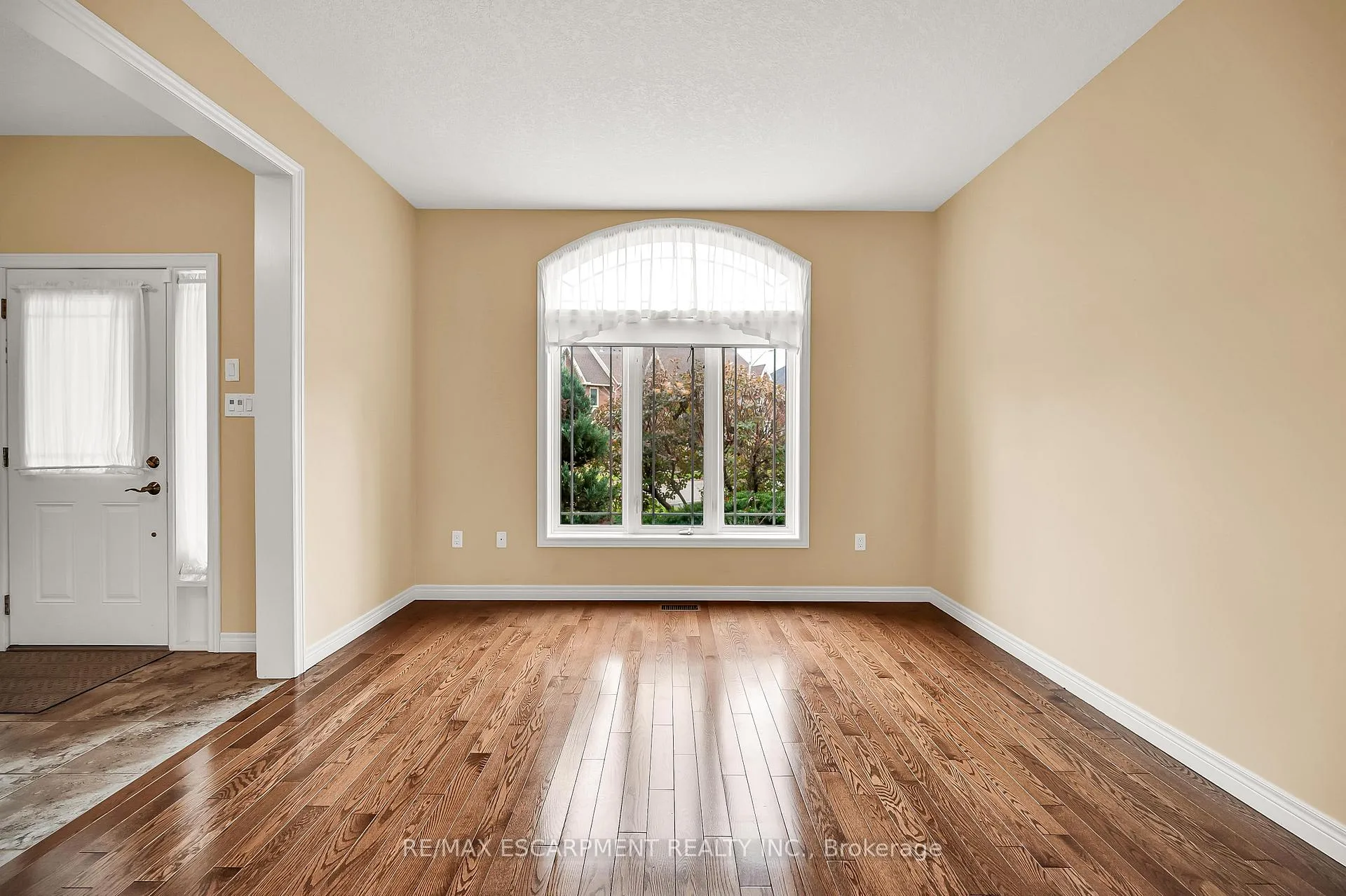 Photo 5 of 61 Waterford Crescent, Hamilton, Stoney Creek — HOMEH