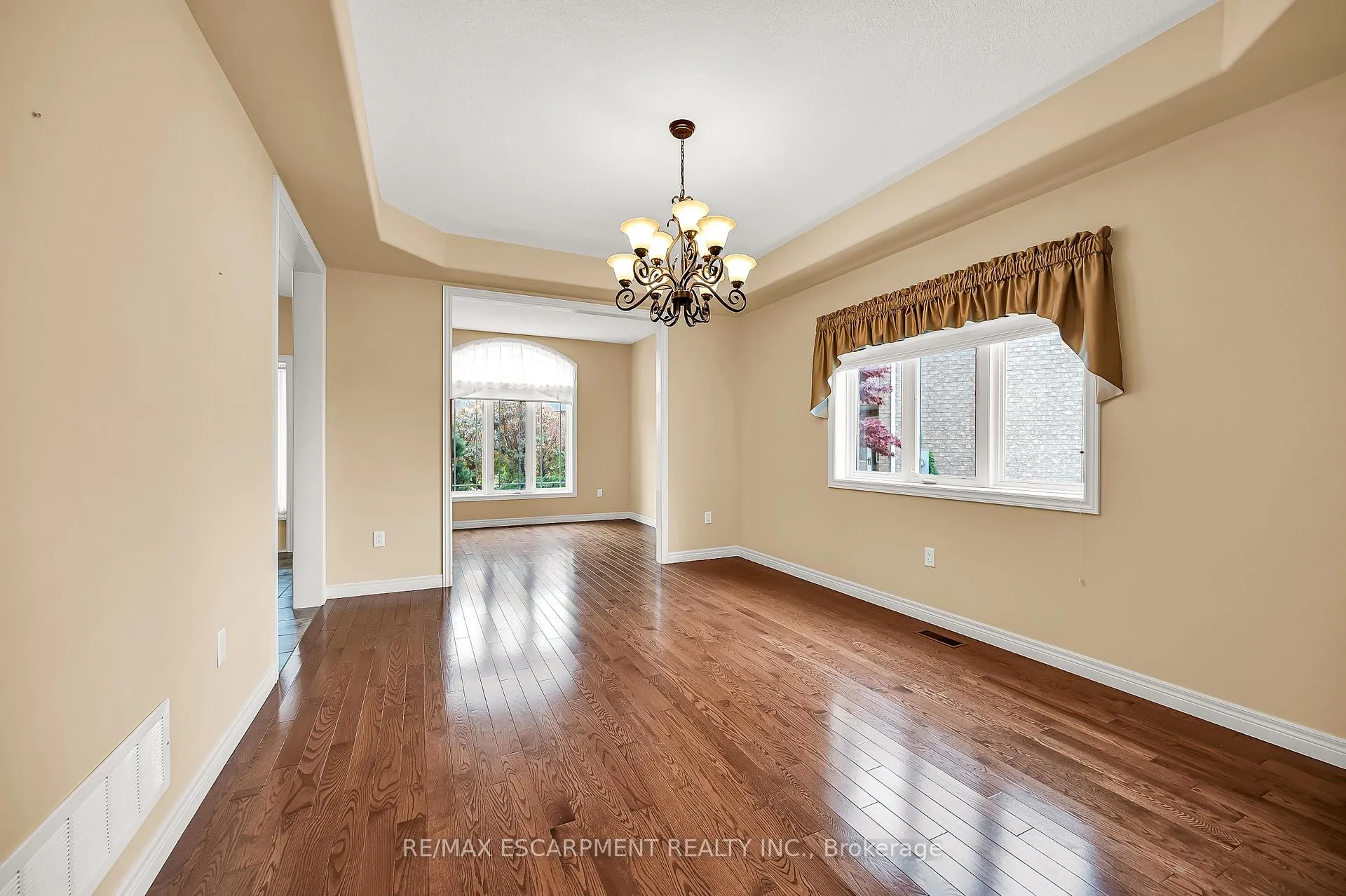 Photo 7 of 61 Waterford Crescent, Hamilton, Stoney Creek — HOMEH