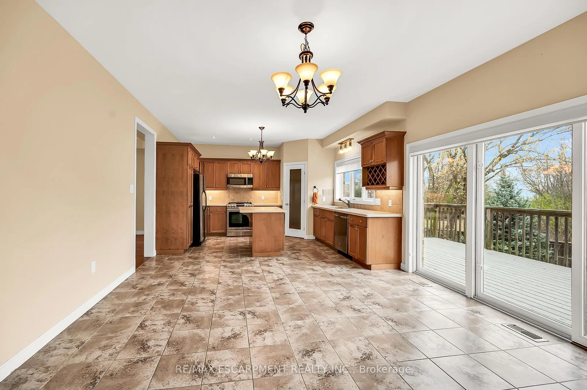Photo 9 of 61 Waterford Crescent, Hamilton, Stoney Creek — HOMEH