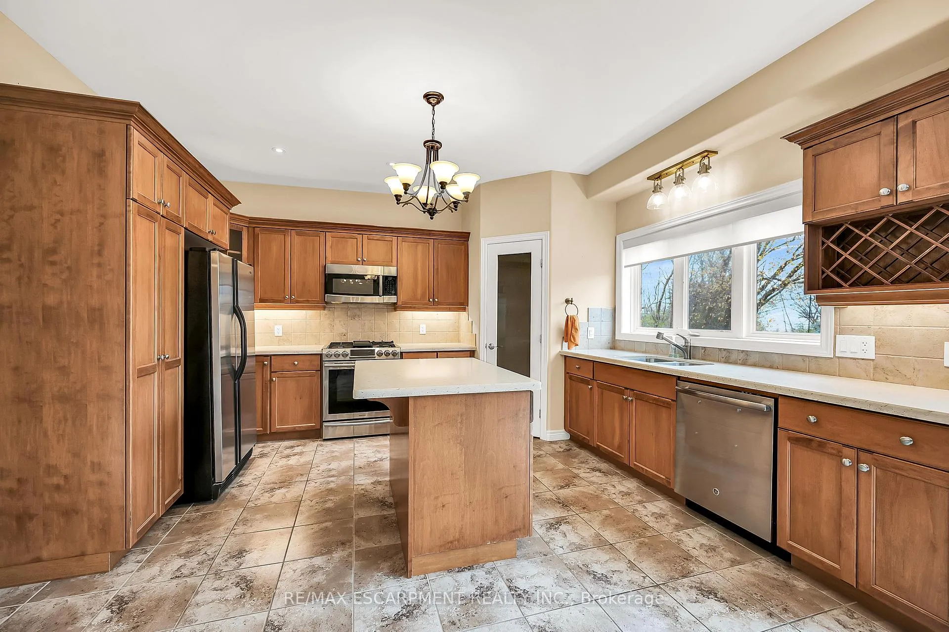 Photo 10 of 61 Waterford Crescent, Hamilton, Stoney Creek — HOMEH