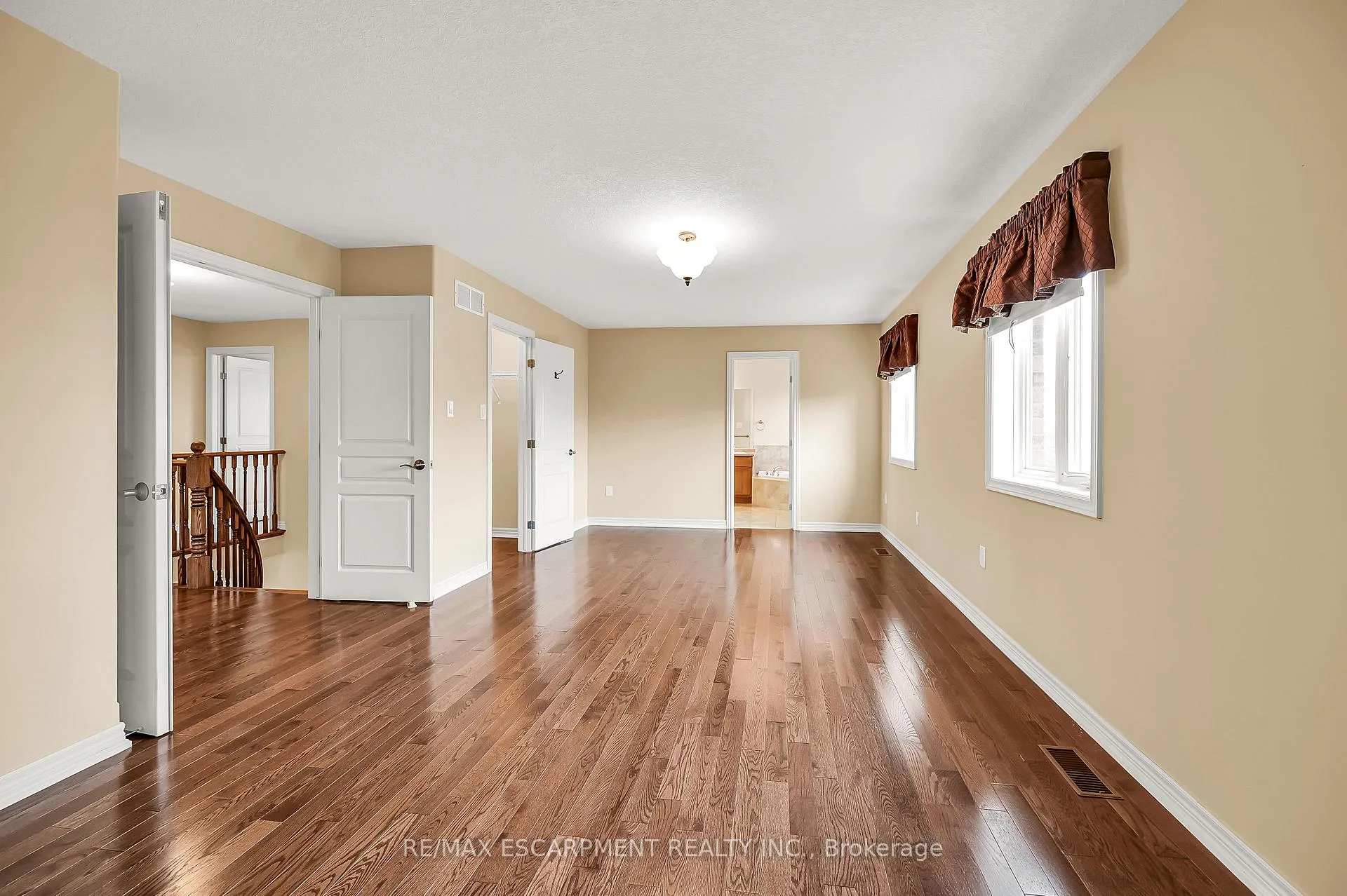 Photo 19 of 61 Waterford Crescent, Hamilton, Stoney Creek — HOMEH