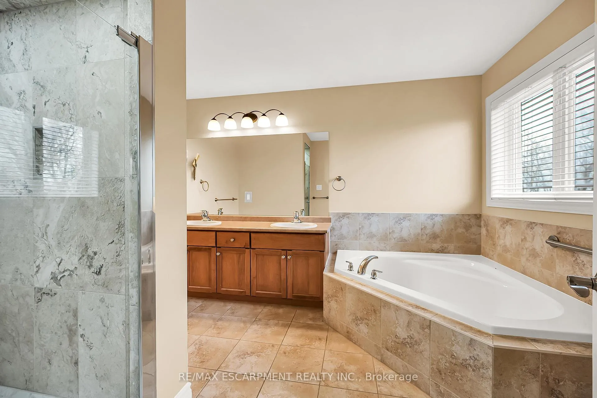 Photo 20 of 61 Waterford Crescent, Hamilton, Stoney Creek — HOMEH