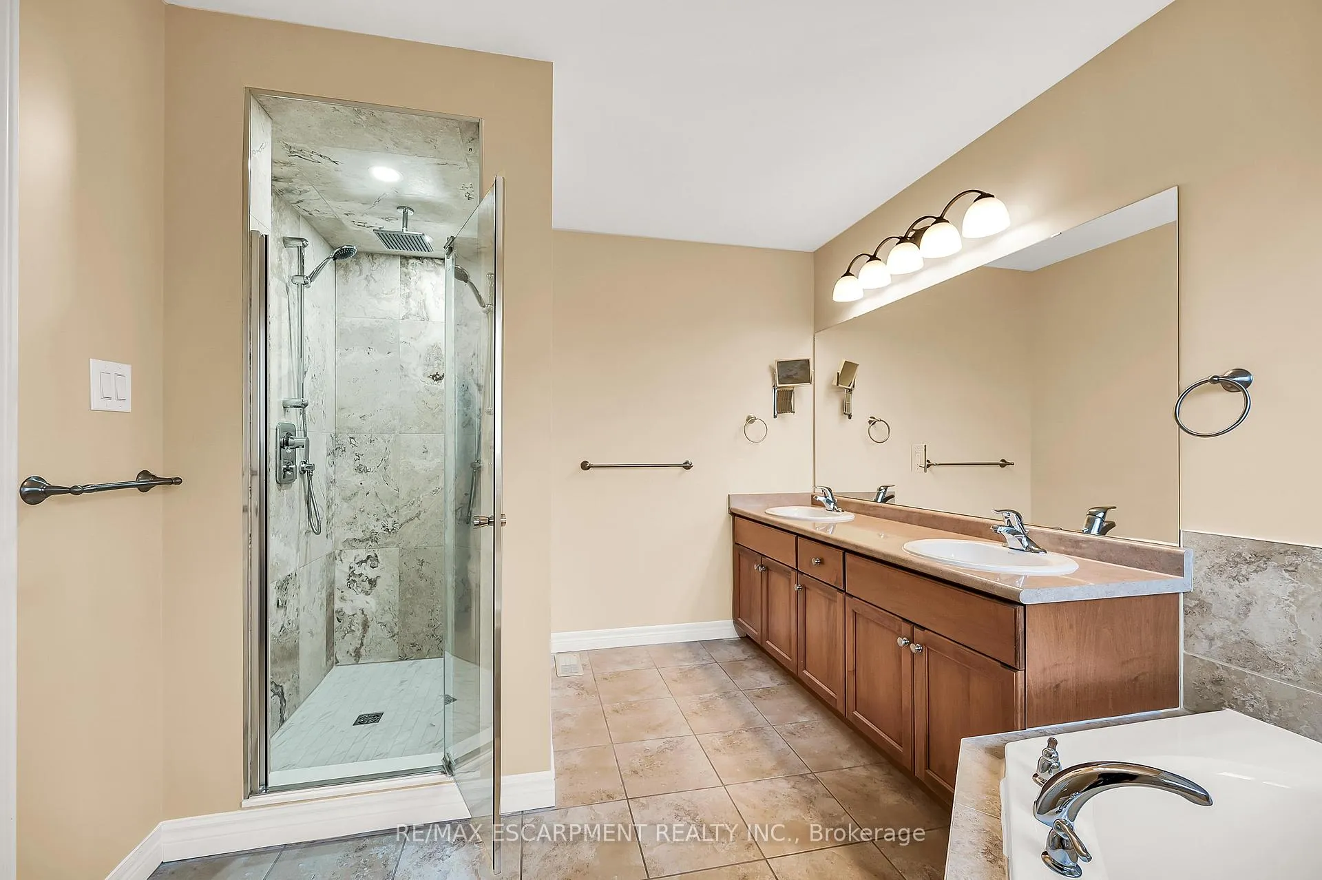 Photo 21 of 61 Waterford Crescent, Hamilton, Stoney Creek — HOMEH