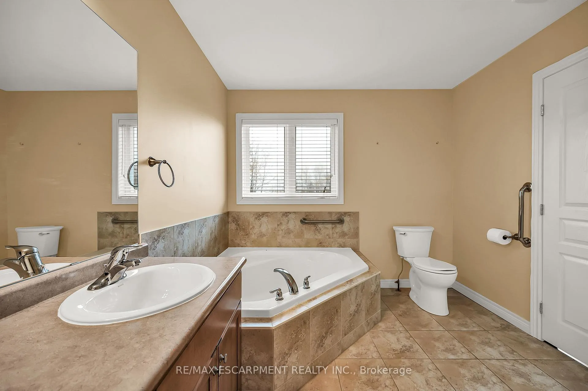 Photo 22 of 61 Waterford Crescent, Hamilton, Stoney Creek — HOMEH