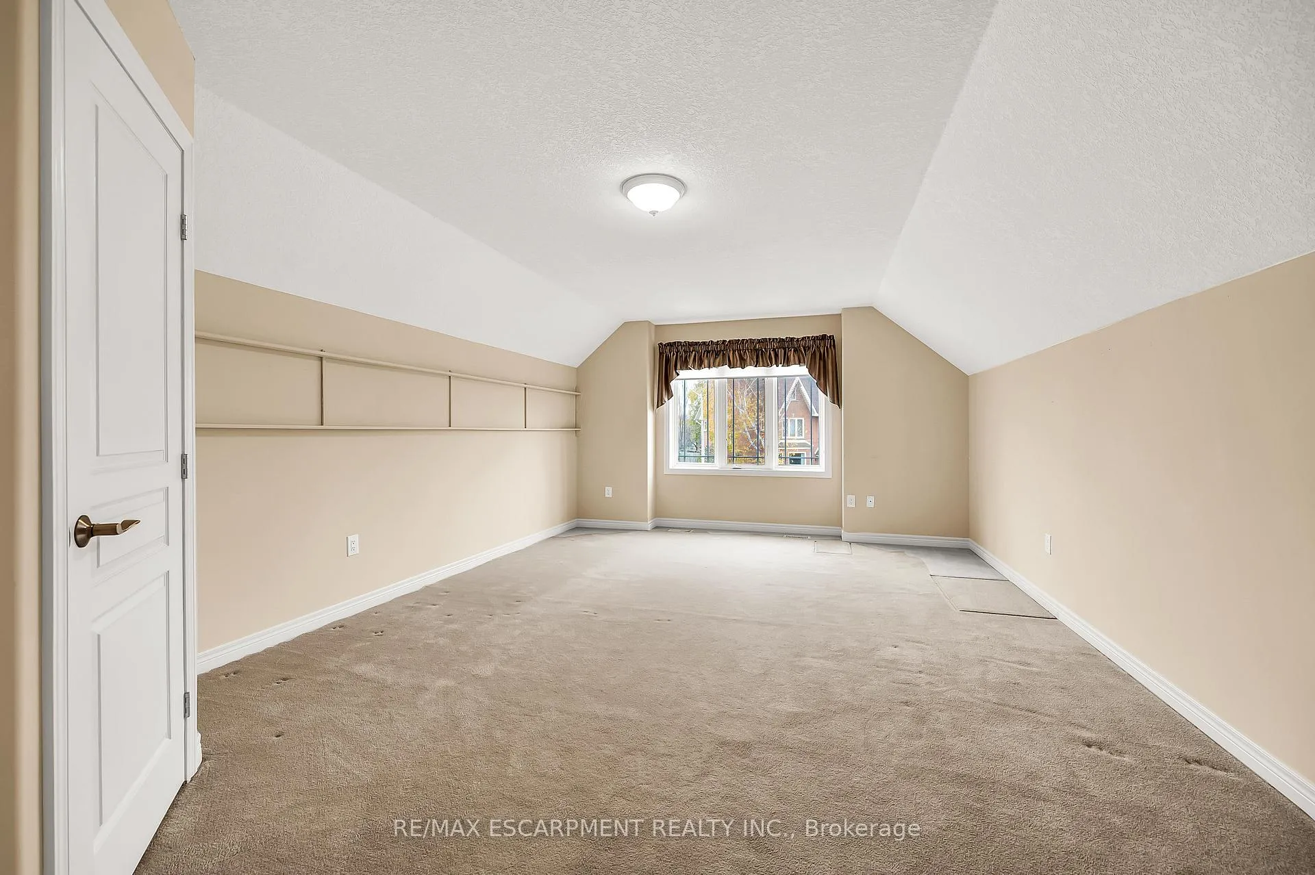 Photo 23 of 61 Waterford Crescent, Hamilton, Stoney Creek — HOMEH