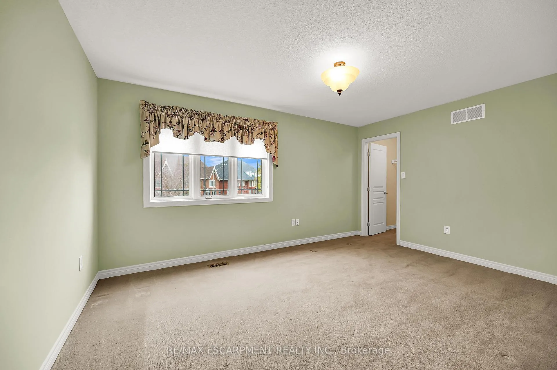 Photo 24 of 61 Waterford Crescent, Hamilton, Stoney Creek — HOMEH