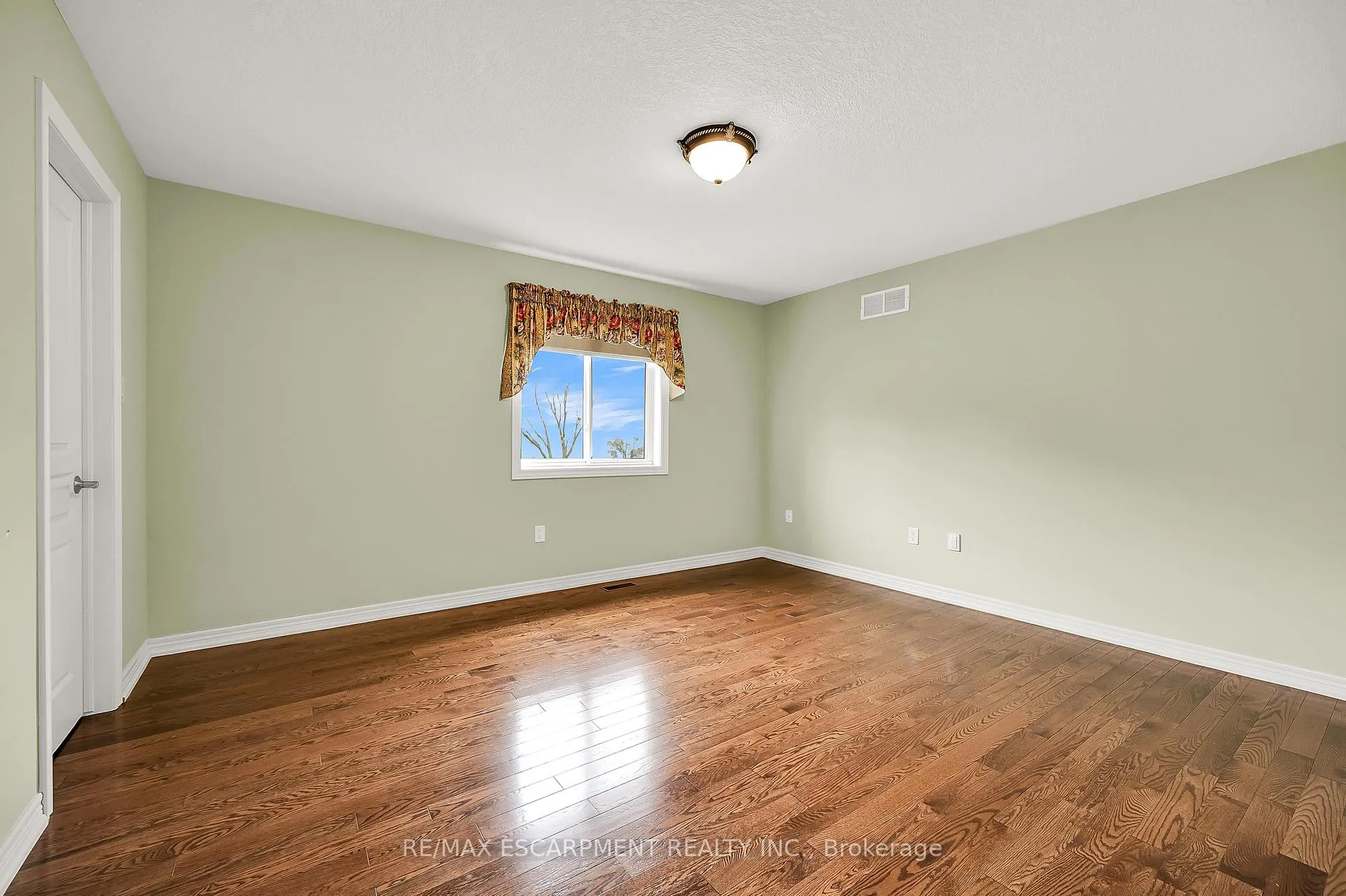 Photo 25 of 61 Waterford Crescent, Hamilton, Stoney Creek — HOMEH