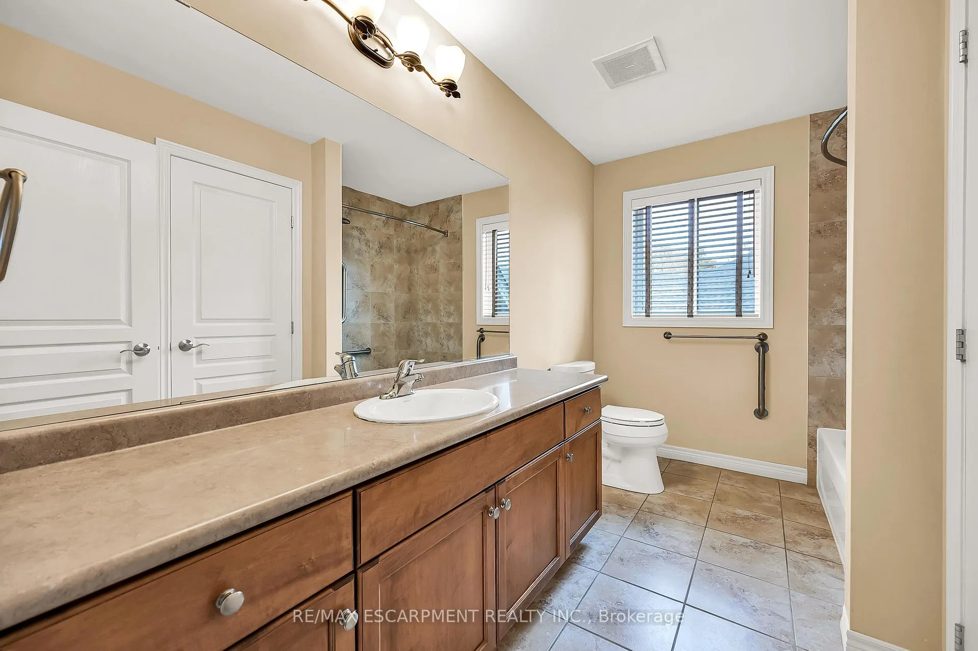 Photo 26 of 61 Waterford Crescent, Hamilton, Stoney Creek — HOMEH