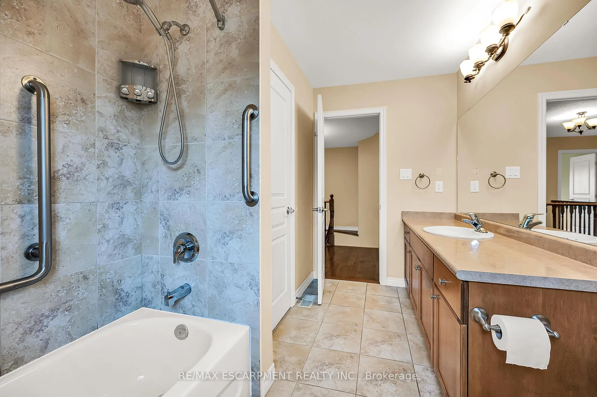 Photo 27 of 61 Waterford Crescent, Hamilton, Stoney Creek — HOMEH