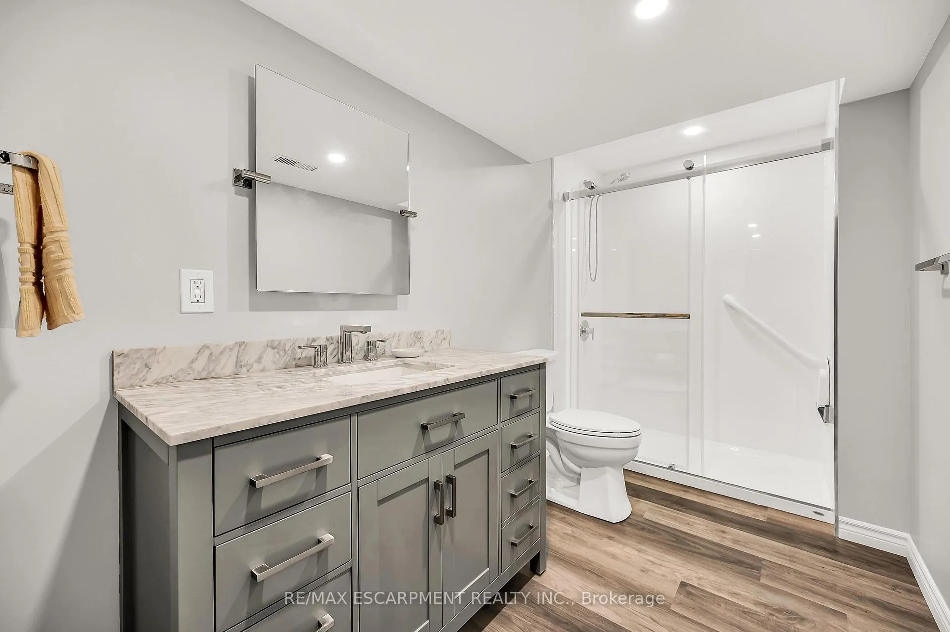 Photo 31 of 61 Waterford Crescent, Hamilton, Stoney Creek — HOMEH