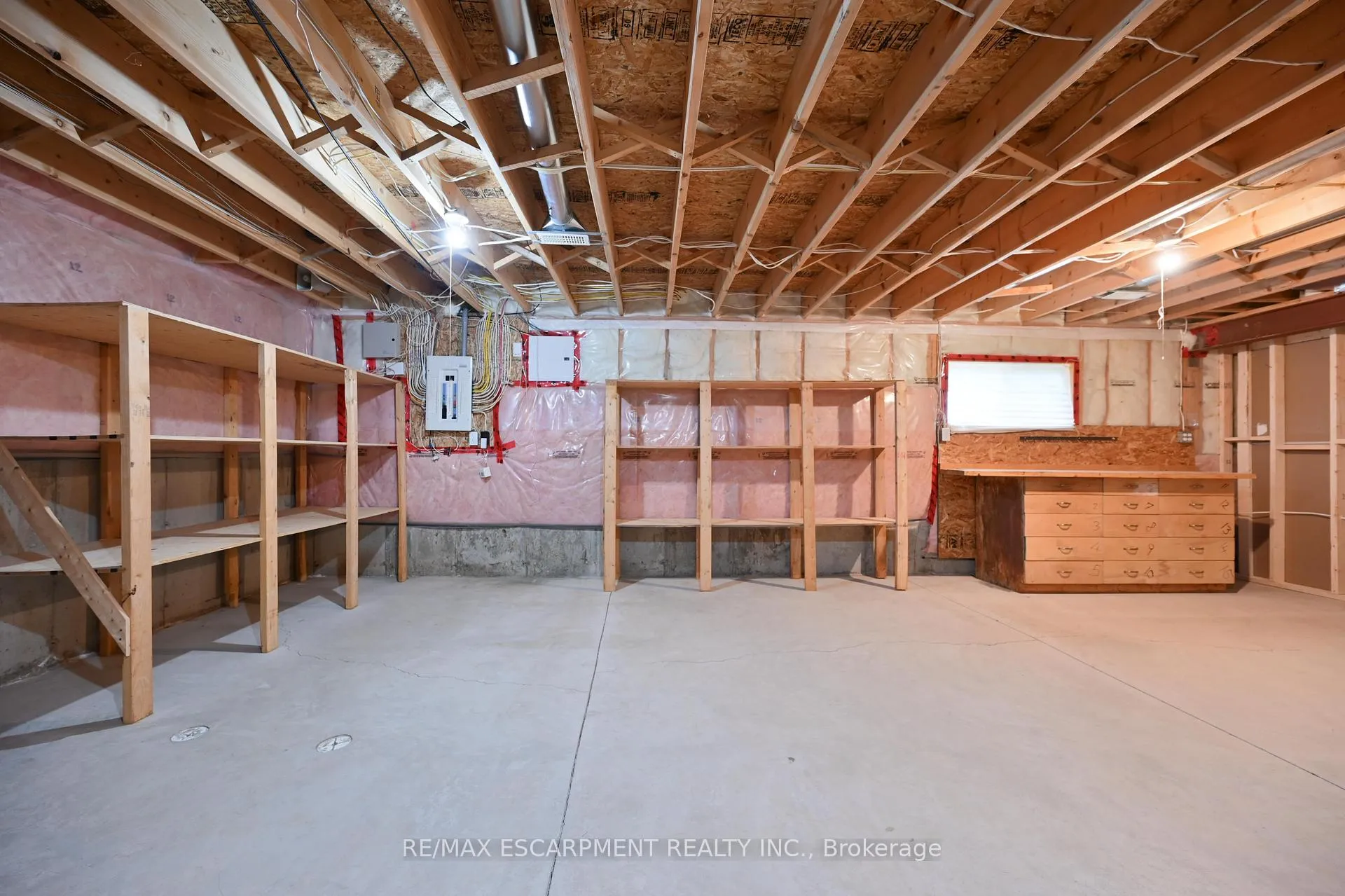 Photo 33 of 61 Waterford Crescent, Hamilton, Stoney Creek — HOMEH