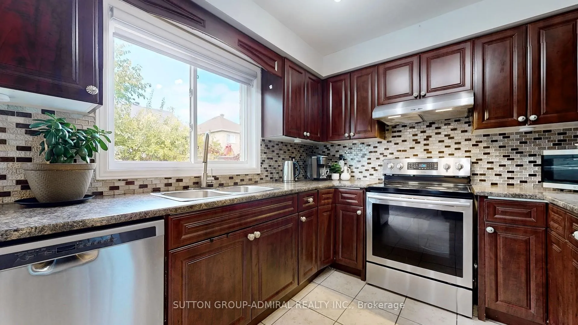 Photo 12 of 64 Eddington Place, Vaughan, Maple — HOMEH