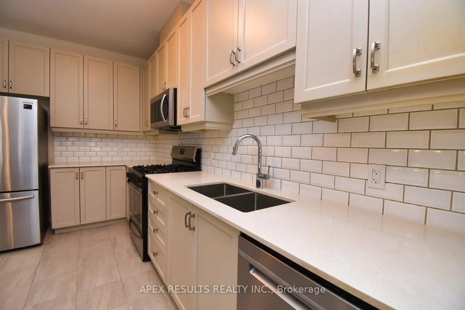 Photo 12 of Unit 4, 30 Times Square Boulevard, Hamilton, Stoney Creek Mountain — HOMEH