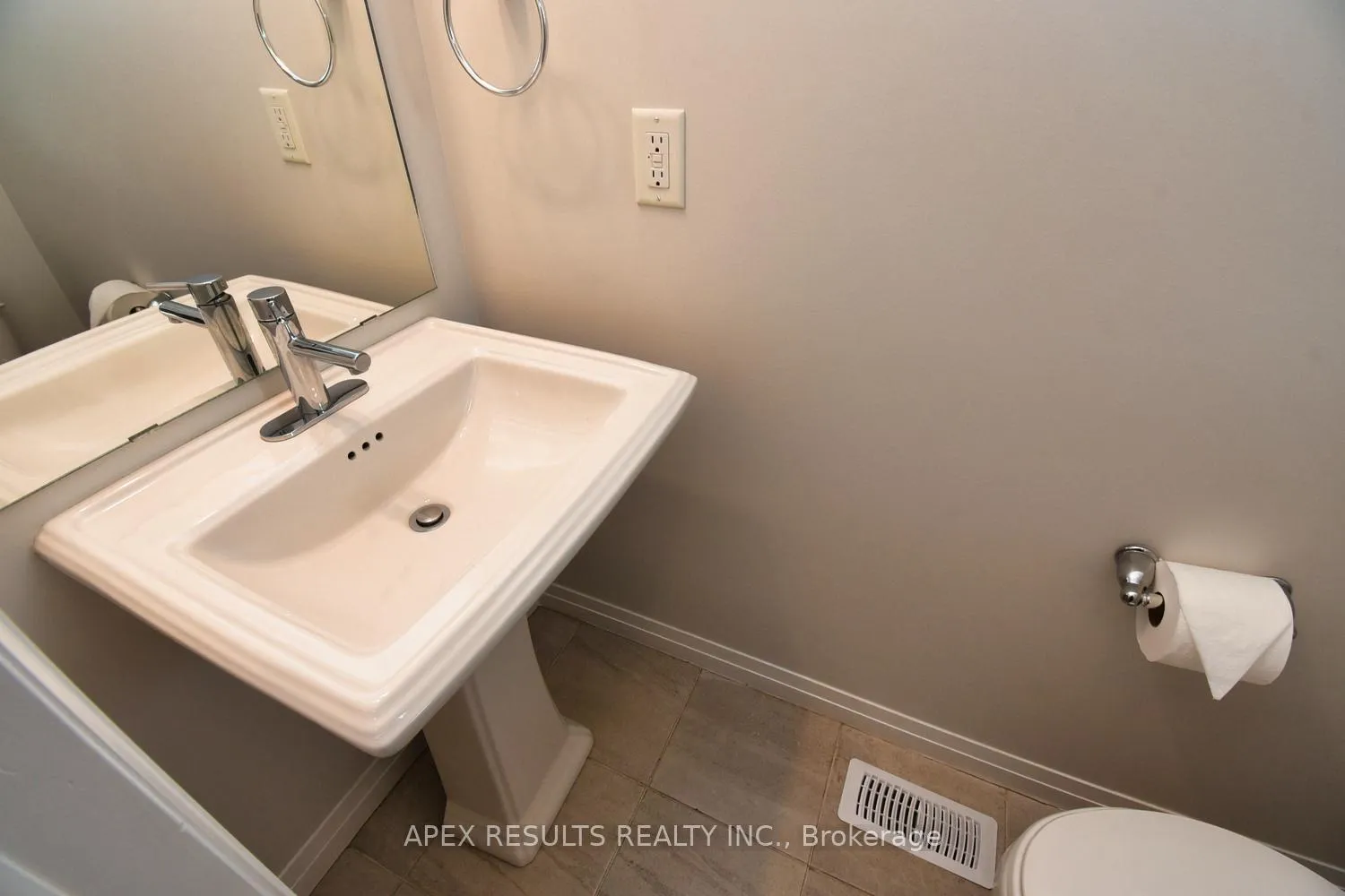 Photo 20 of Unit 4, 30 Times Square Boulevard, Hamilton, Stoney Creek Mountain — HOMEH