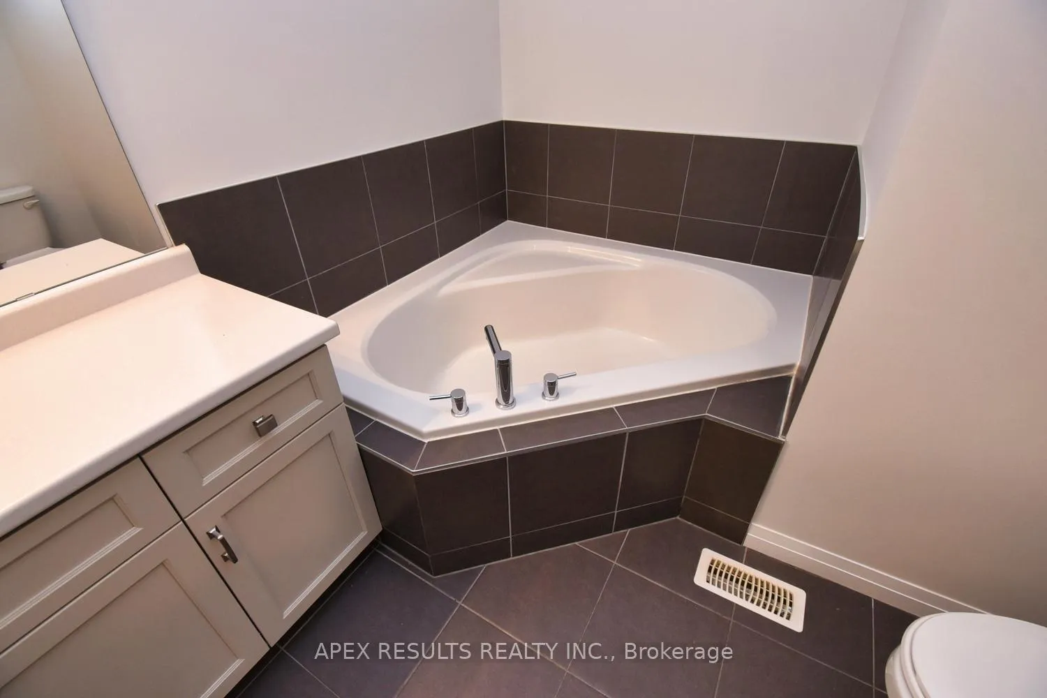 Photo 27 of Unit 4, 30 Times Square Boulevard, Hamilton, Stoney Creek Mountain — HOMEH