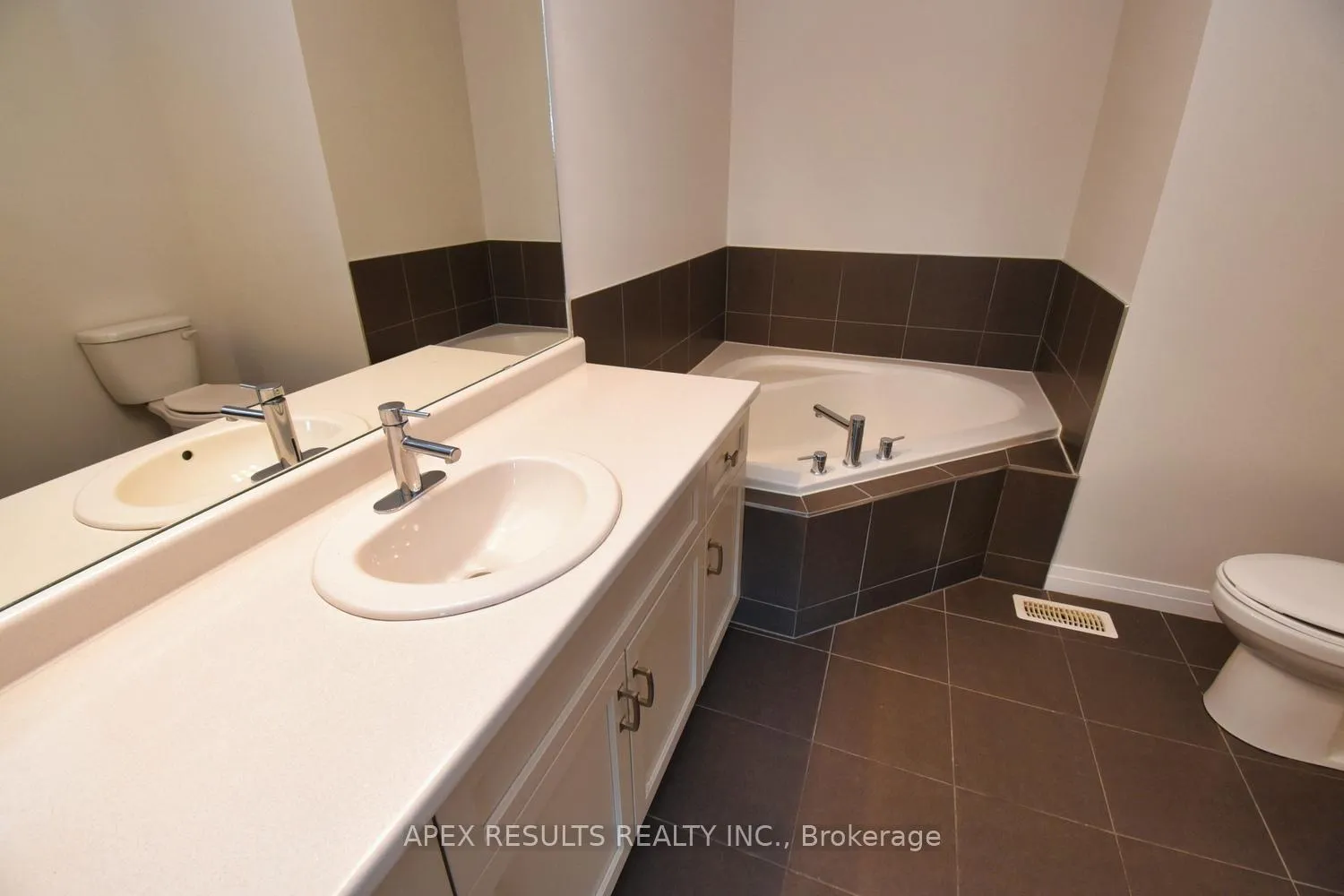 Photo 29 of Unit 4, 30 Times Square Boulevard, Hamilton, Stoney Creek Mountain — HOMEH