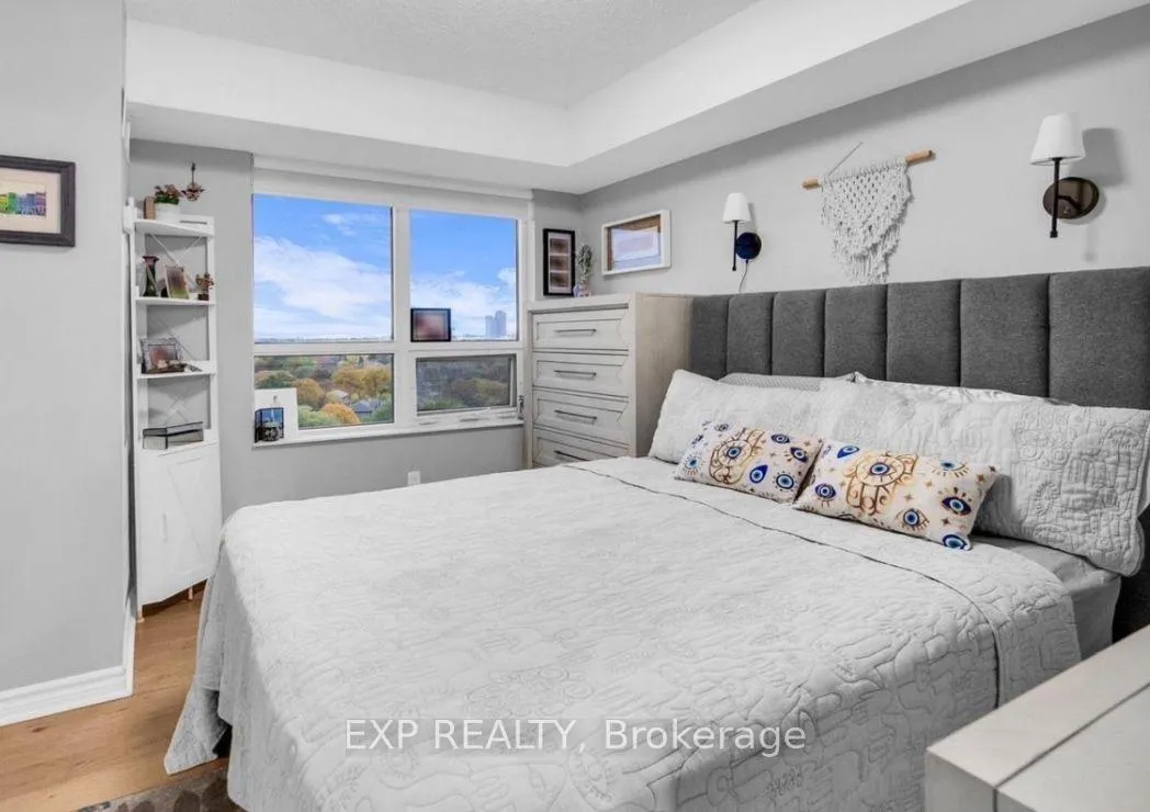 Photo 6 of 35 saranac blvd, Toronto, Englemount-Lawrence — HOMEH