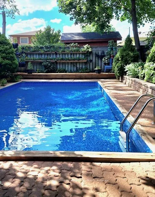 Photo 4 of 14 Moore Park Crescent, Halton Hills, Georgetown — HOMEH
