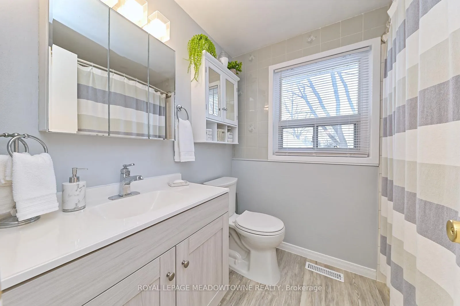 Photo 17 of 14 Moore Park Crescent, Halton Hills, Georgetown — HOMEH