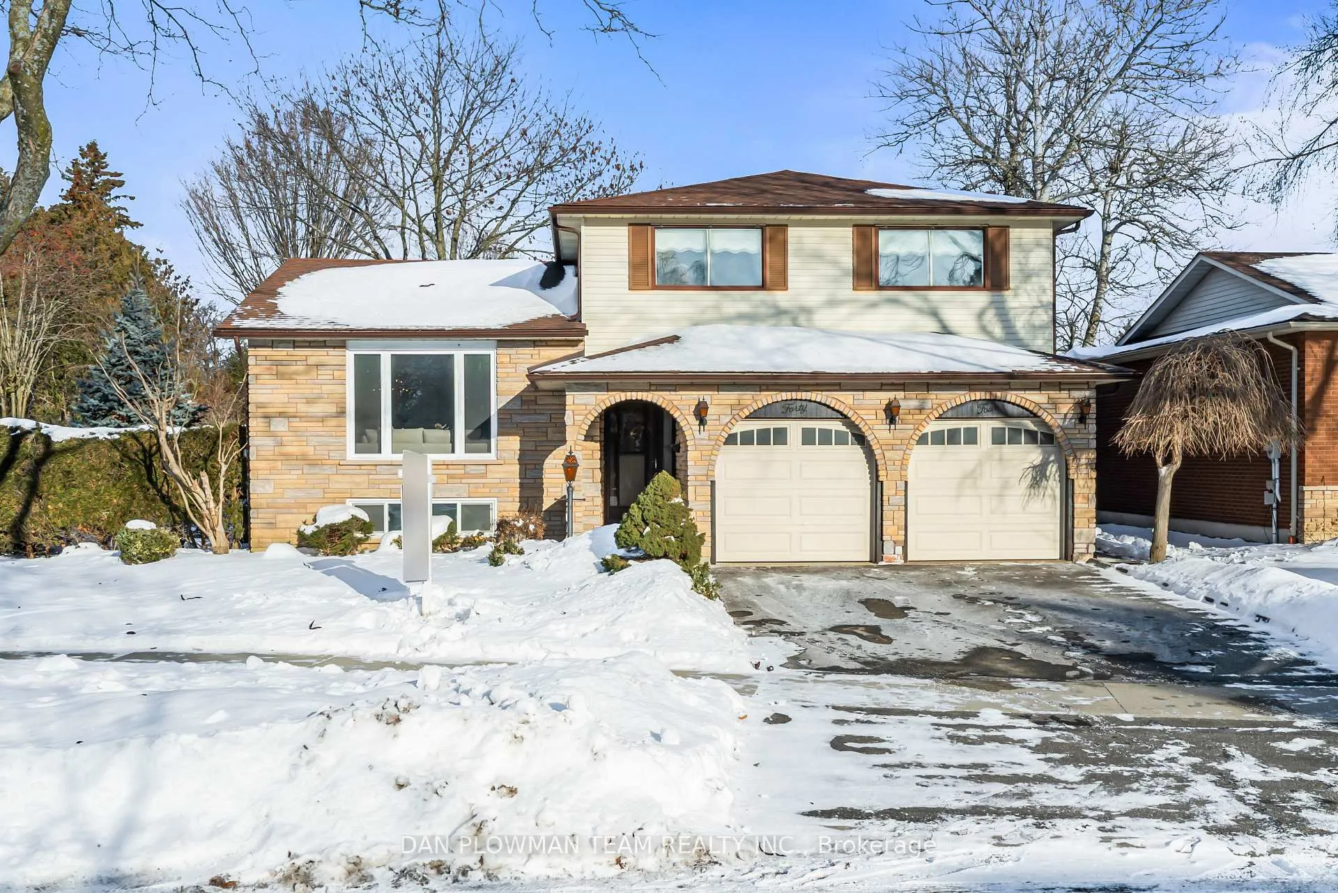 Photo 1 of 44 Evergreen Drive, Whitby, Blue Grass Meadows — HOMEH