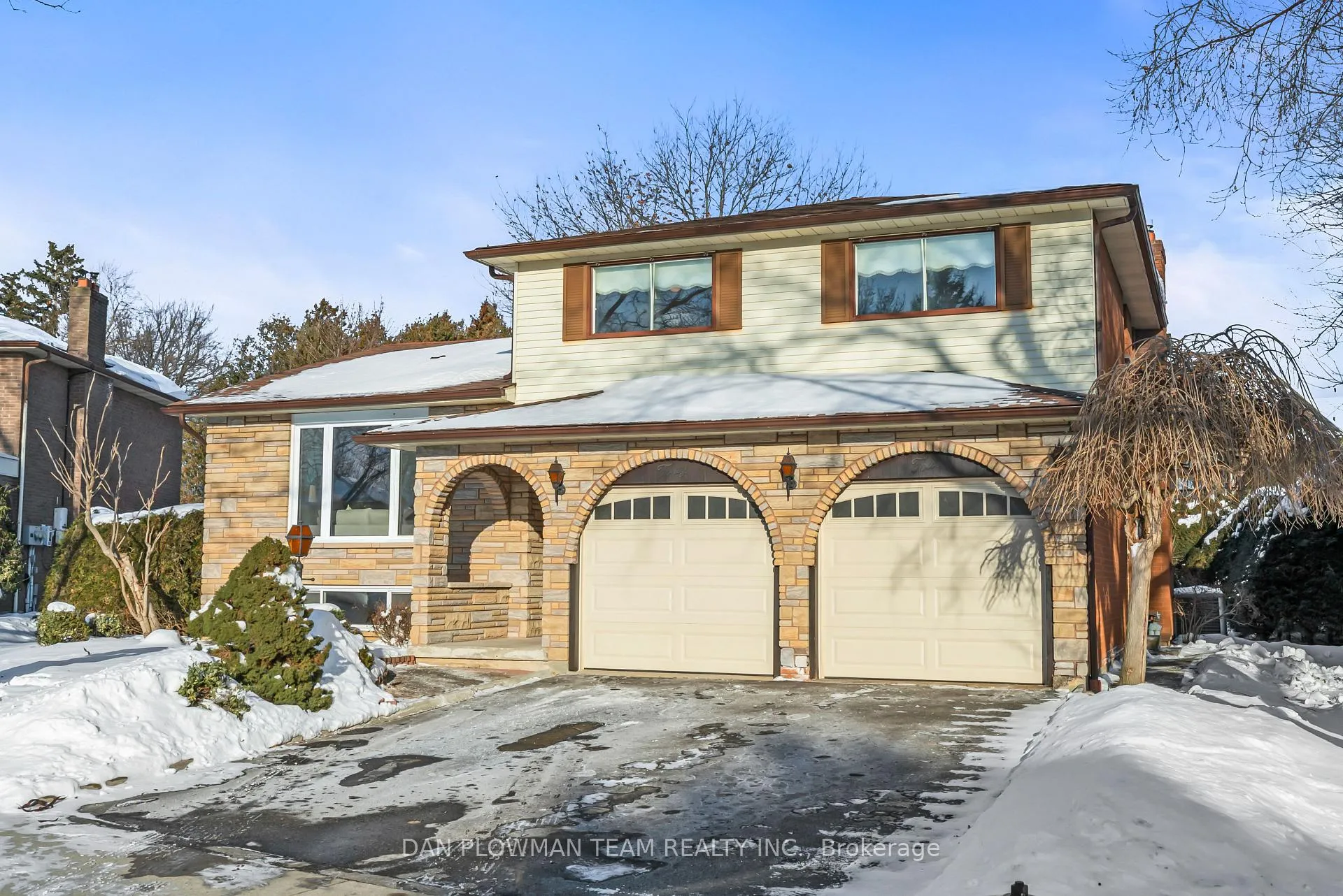 Photo 2 of 44 Evergreen Drive, Whitby, Blue Grass Meadows — HOMEH