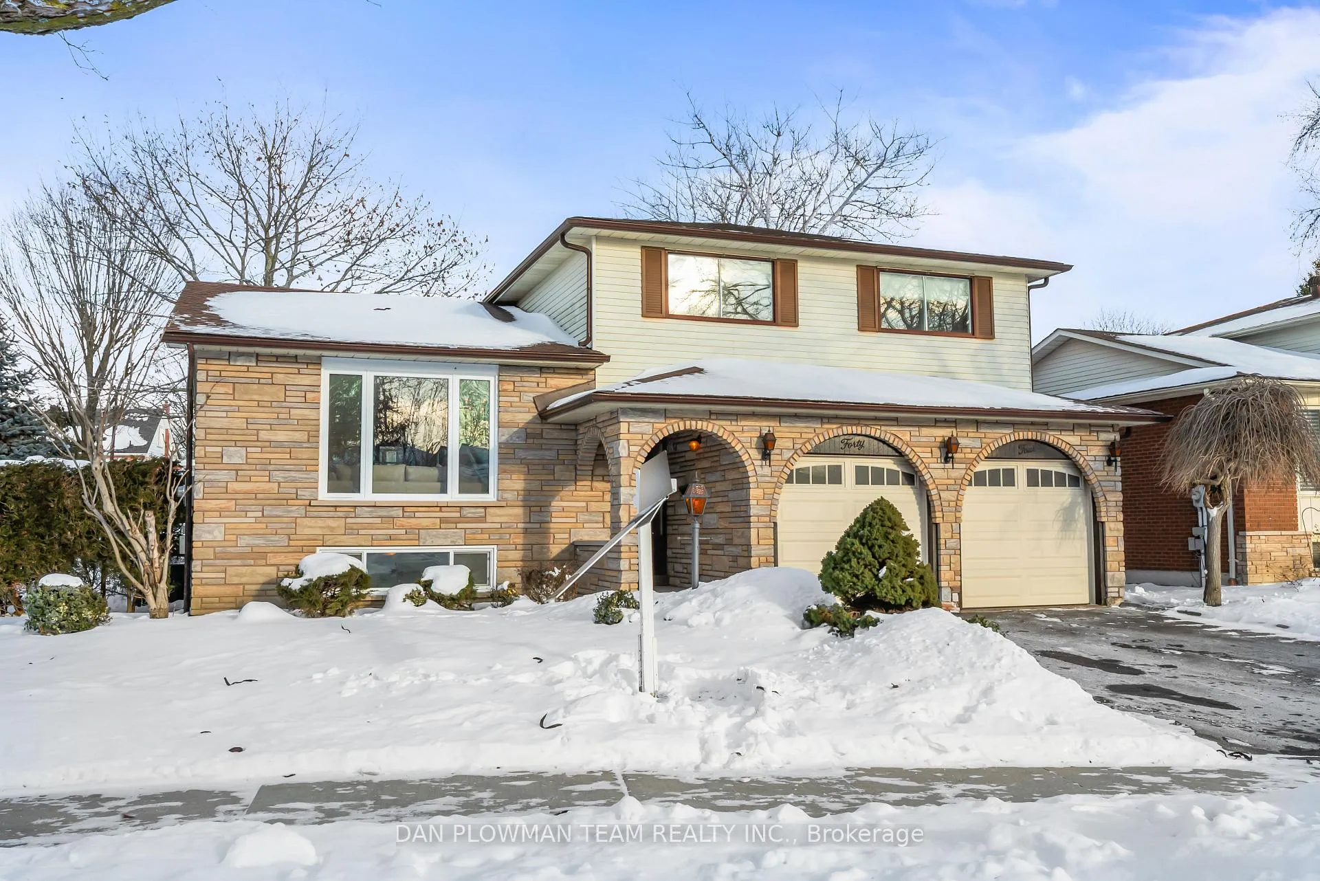 Photo 3 of 44 Evergreen Drive, Whitby, Blue Grass Meadows — HOMEH