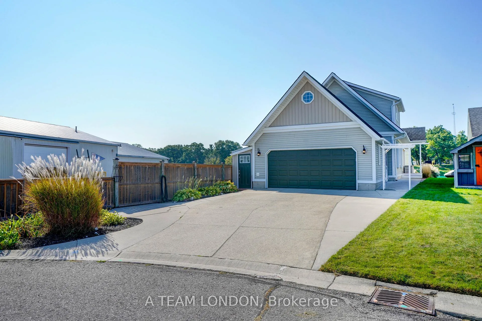 Photo 2 of 4749 Riverside Drive, St. Clair — HOMEH