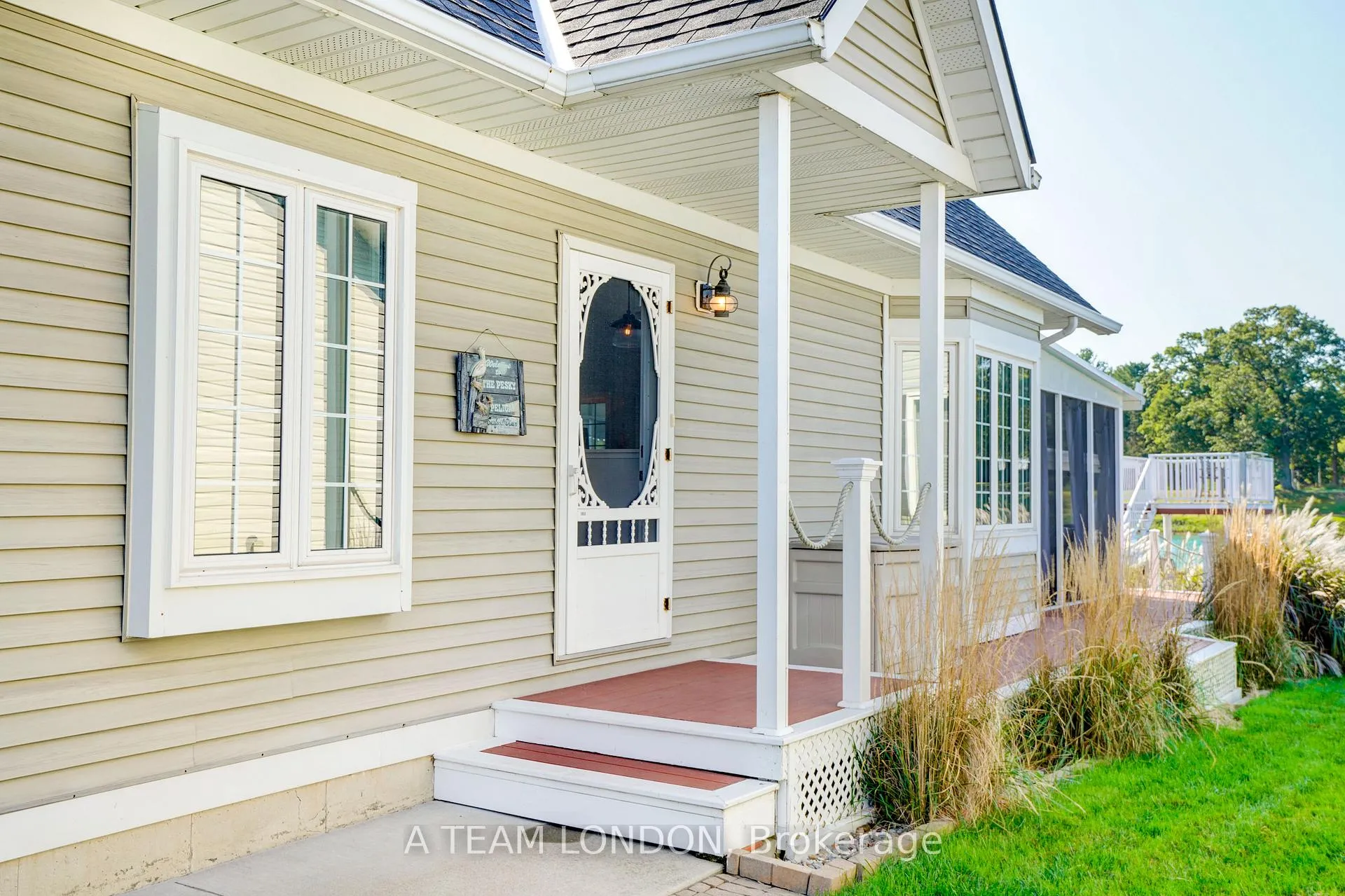 Photo 3 of 4749 Riverside Drive, St. Clair — HOMEH