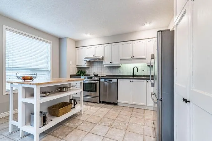 Photo 13 of 554 Dansbury Drive, Waterloo — HOMEH
