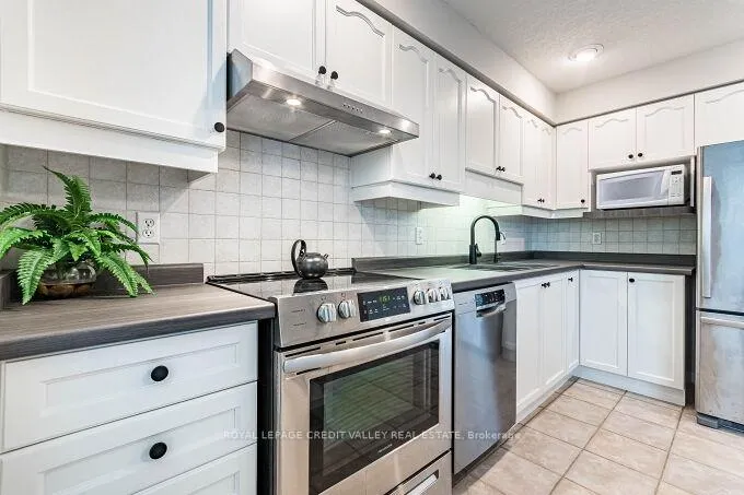 Photo 14 of 554 Dansbury Drive, Waterloo — HOMEH