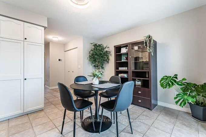 Photo 15 of 554 Dansbury Drive, Waterloo — HOMEH