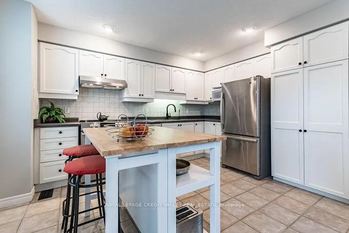 Photo 16 of 554 Dansbury Drive, Waterloo — HOMEH
