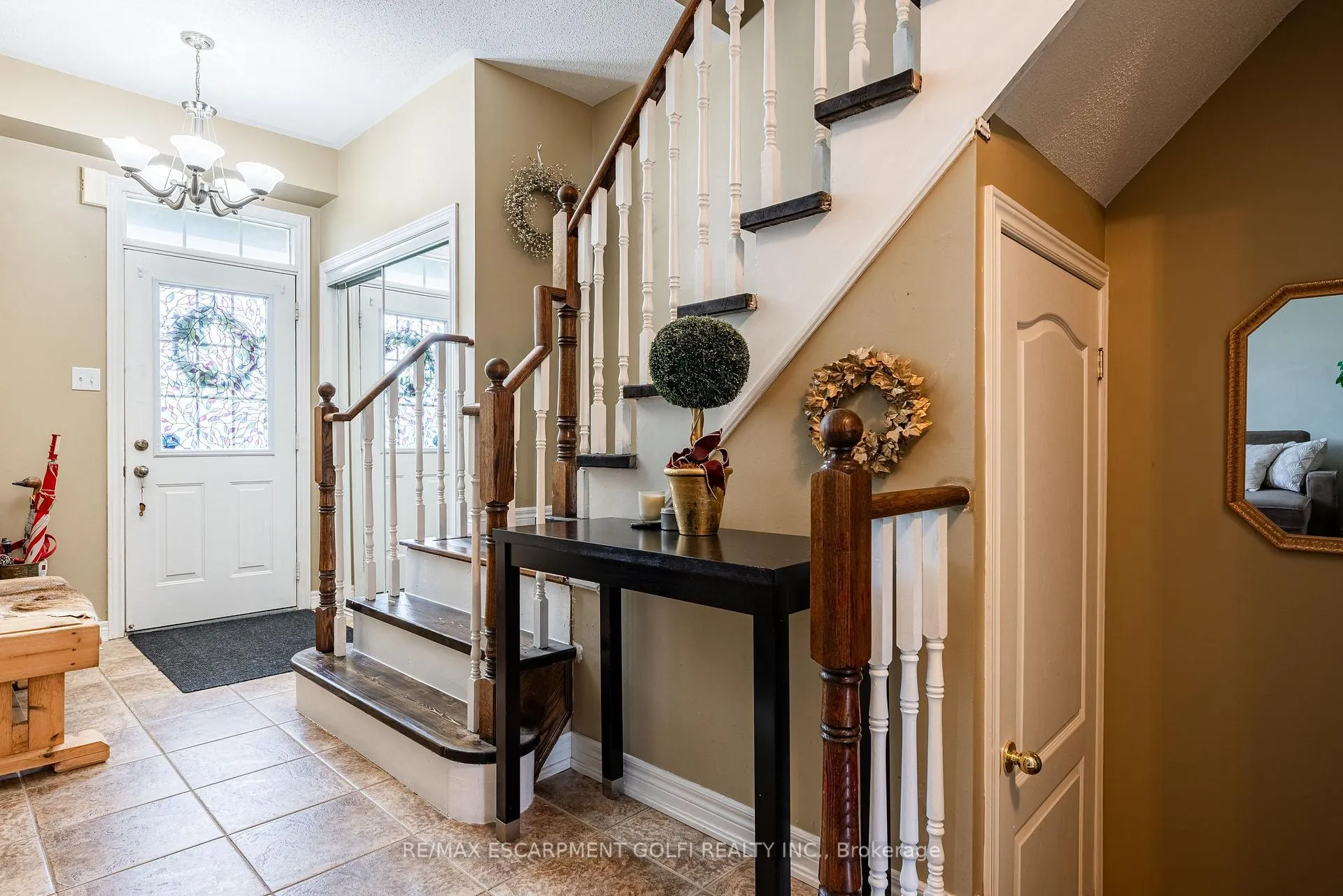 Photo 3 of 7 Northampton Boulevard, Hamilton, Stoney Creek — HOMEH