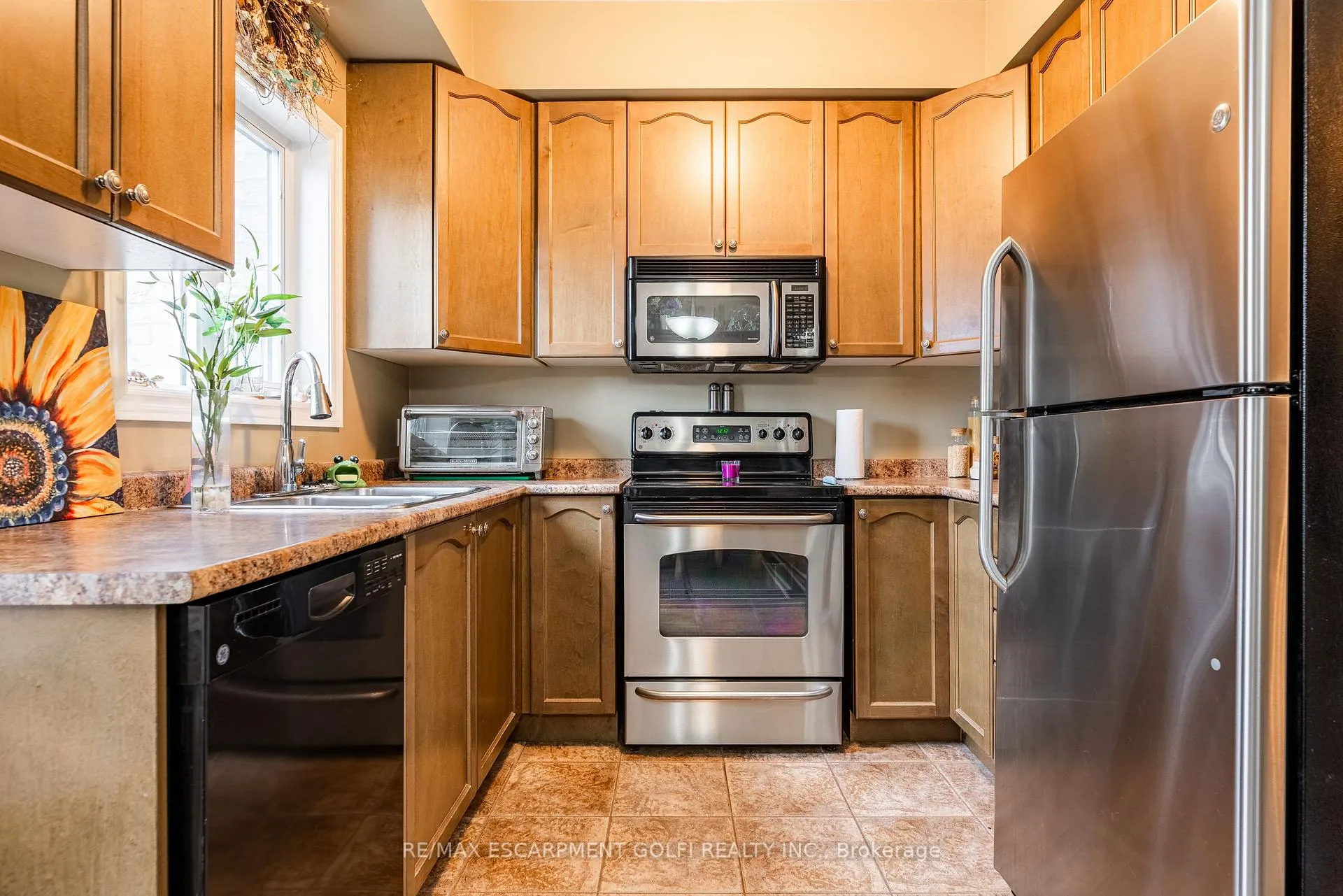Photo 13 of 7 Northampton Boulevard, Hamilton, Stoney Creek — HOMEH