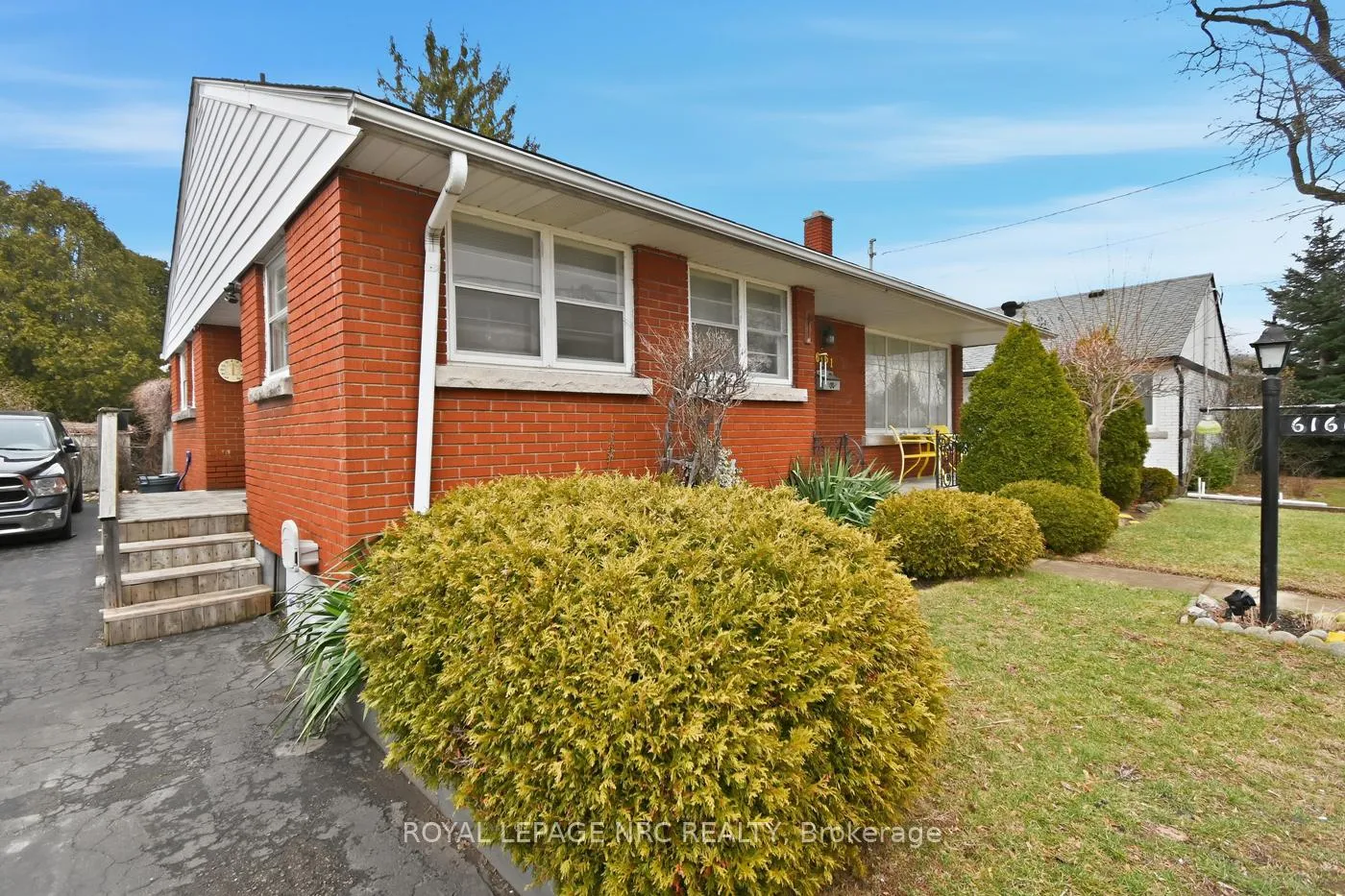 Photo 4 of 6161 Scott Street, Niagara Falls, Cherrywood — HOMEH
