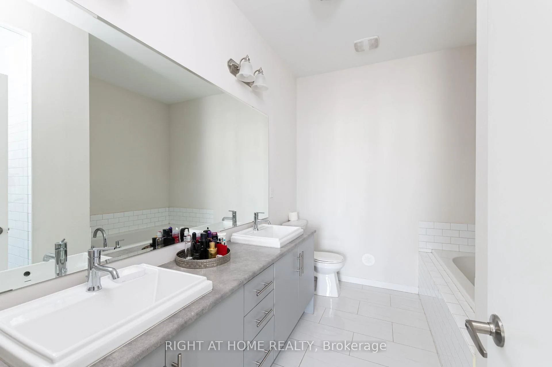 Photo 8 of 3920 Major Mackenzie Drive, Vaughan, Vellore Village — HOMEH