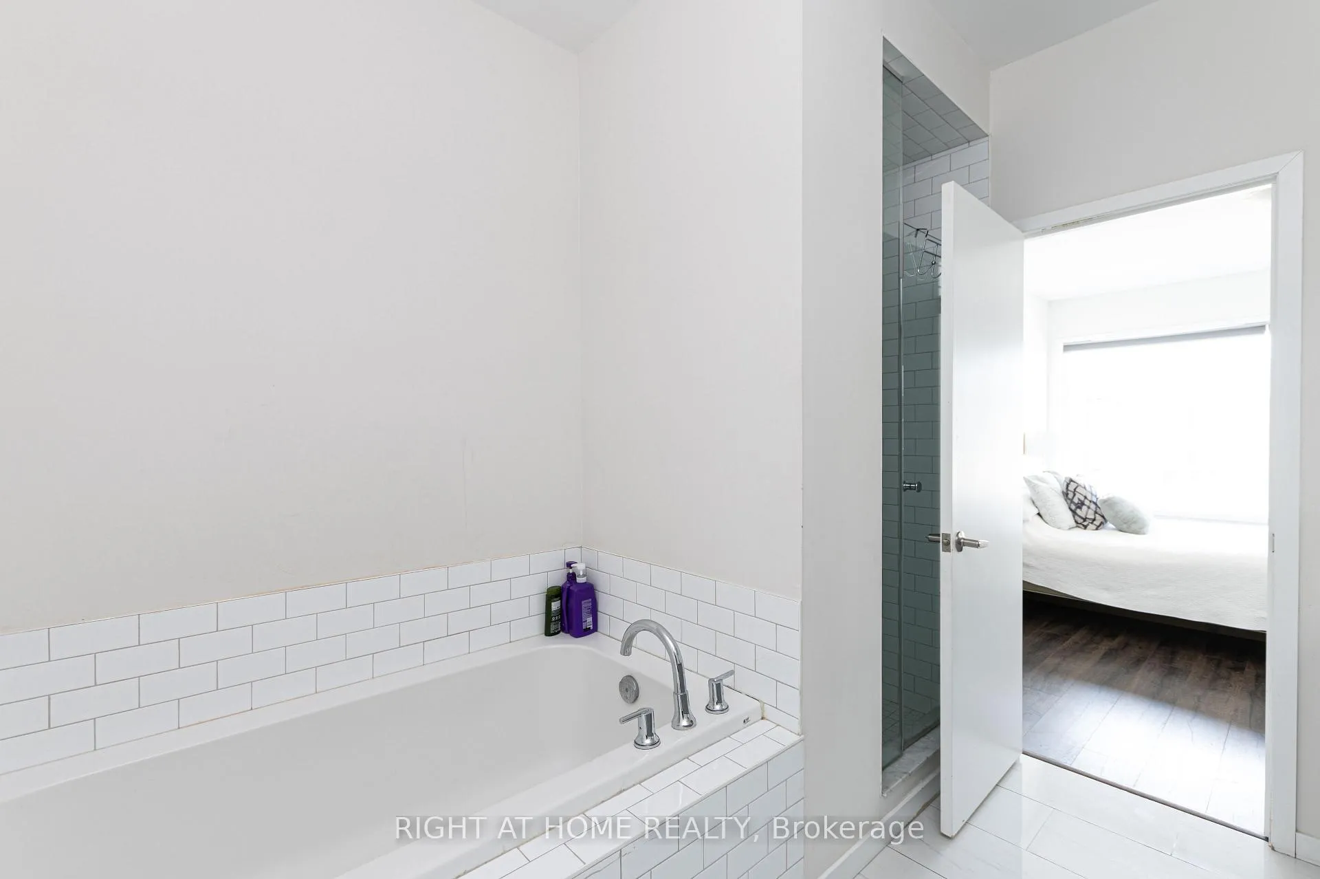 Photo 9 of 3920 Major Mackenzie Drive, Vaughan, Vellore Village — HOMEH