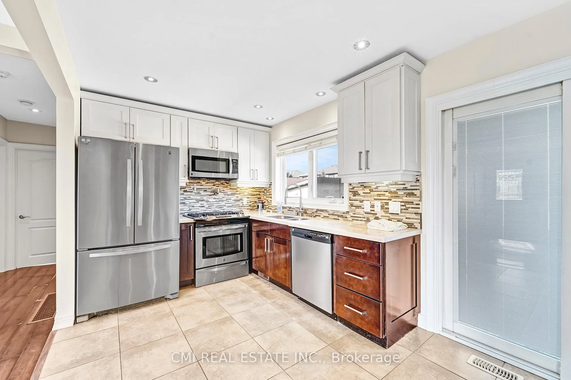 Photo 10 of 301 Christina Avenue, Hamilton, Winona — HOMEH