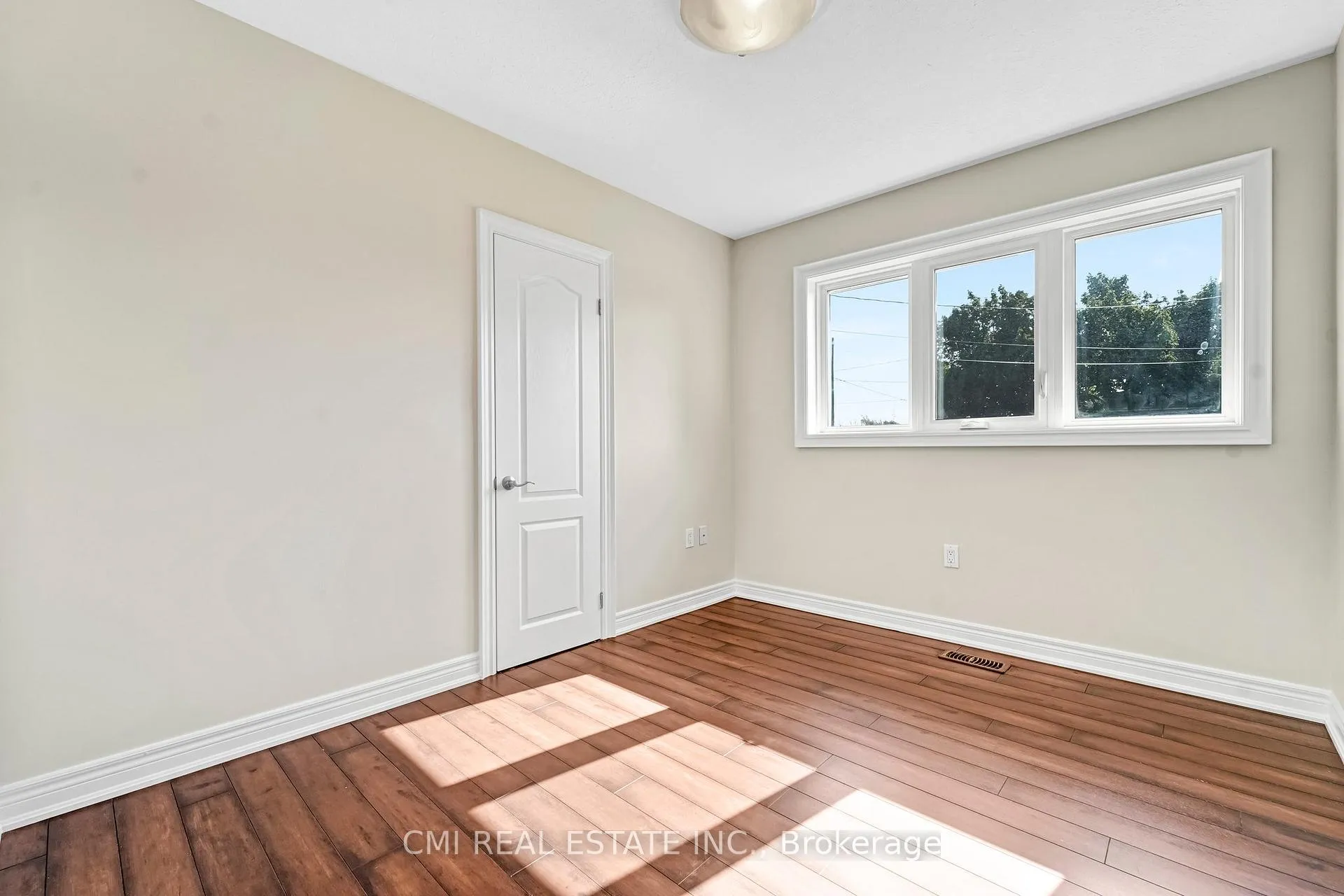 Photo 13 of 301 Christina Avenue, Hamilton, Winona — HOMEH