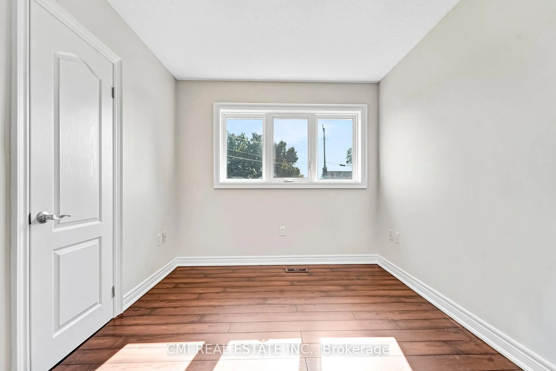 Photo 14 of 301 Christina Avenue, Hamilton, Winona — HOMEH