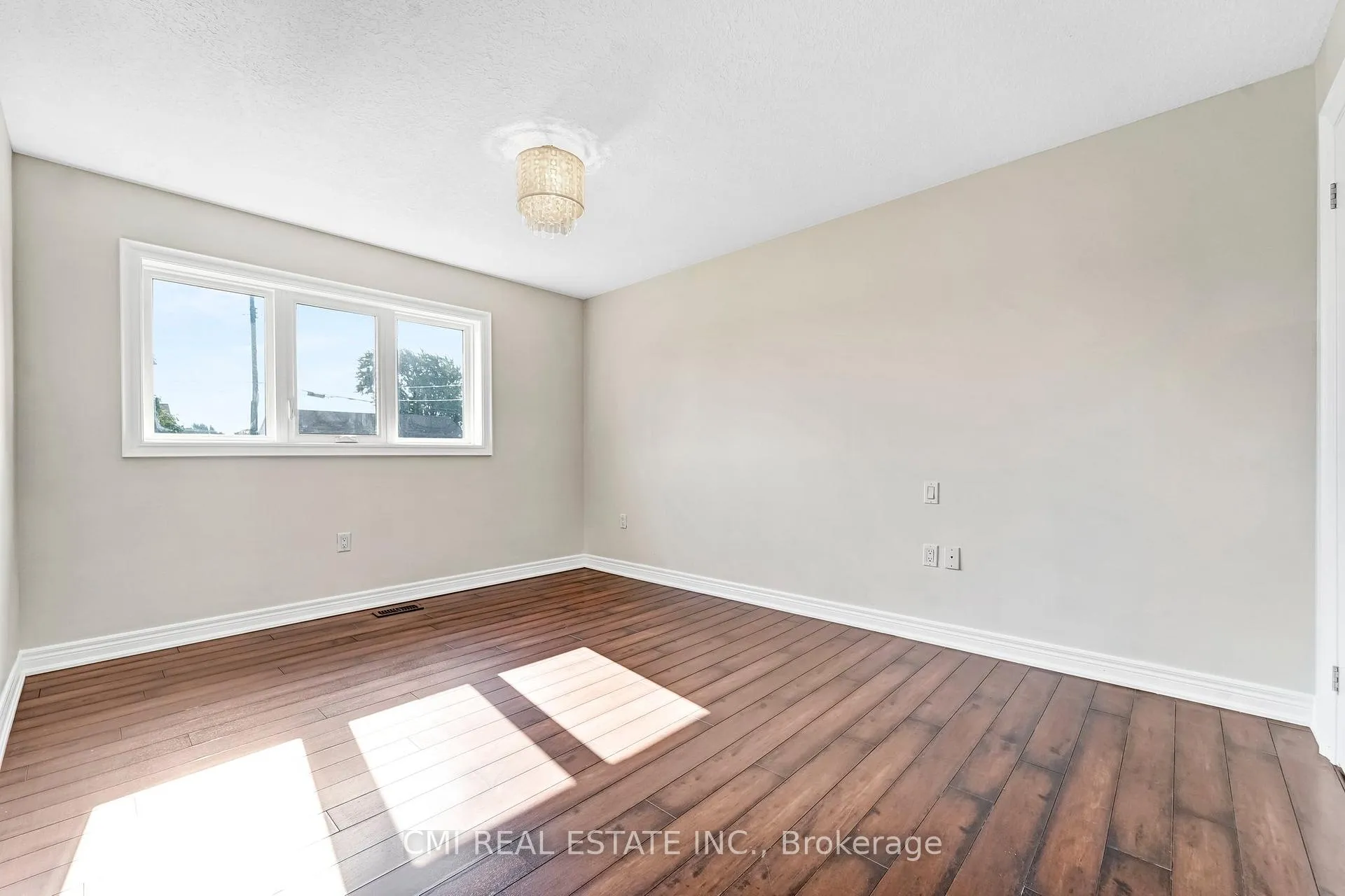 Photo 17 of 301 Christina Avenue, Hamilton, Winona — HOMEH