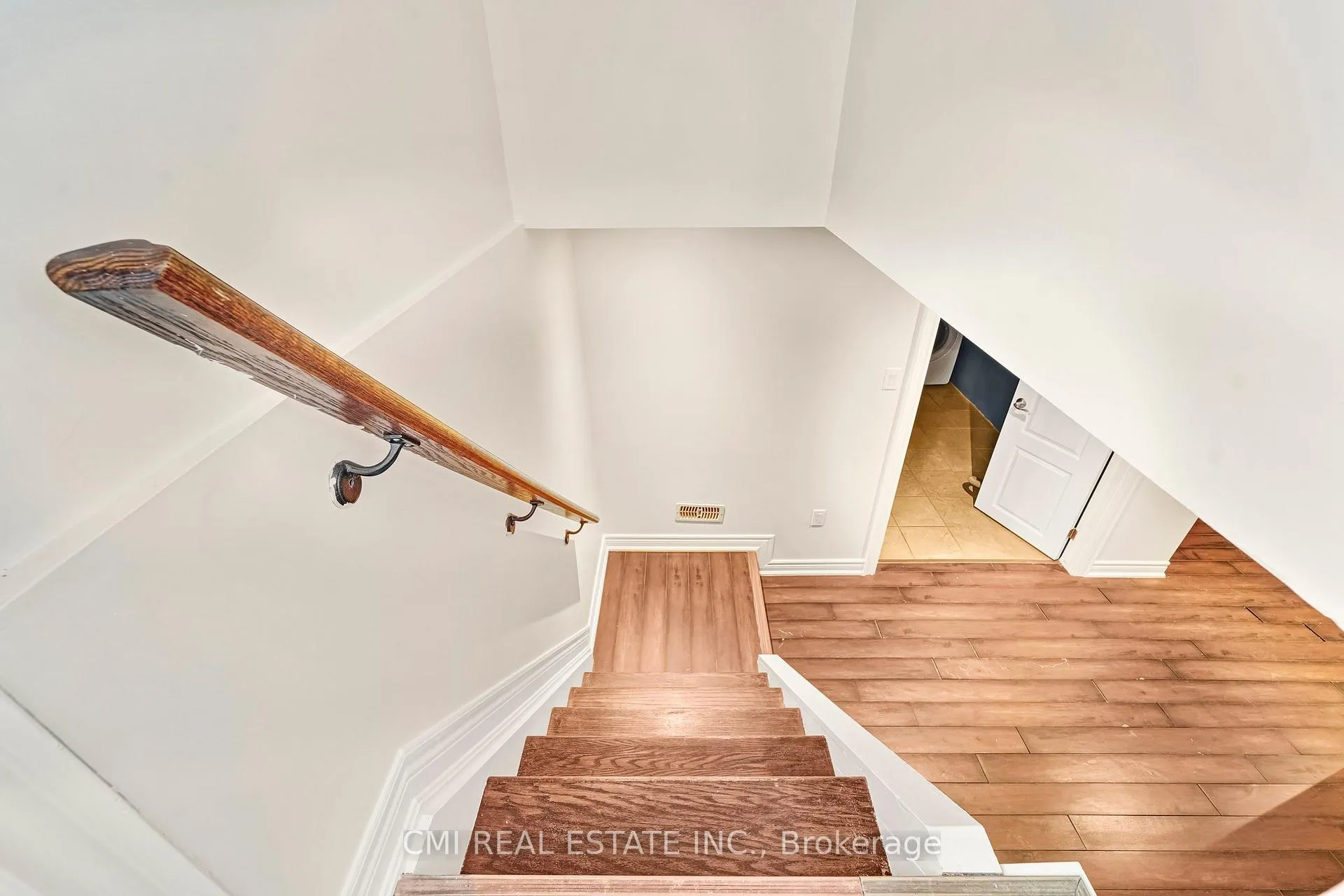 Photo 25 of 301 Christina Avenue, Hamilton, Winona — HOMEH