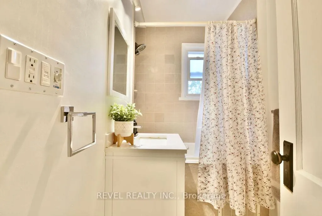 Photo 17 of 34 Penetang Street, Barrie, Codrington — HOMEH