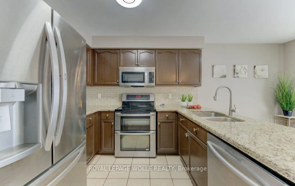 Photo 14 of 23 Michelle Court, Kitchener — HOMEH