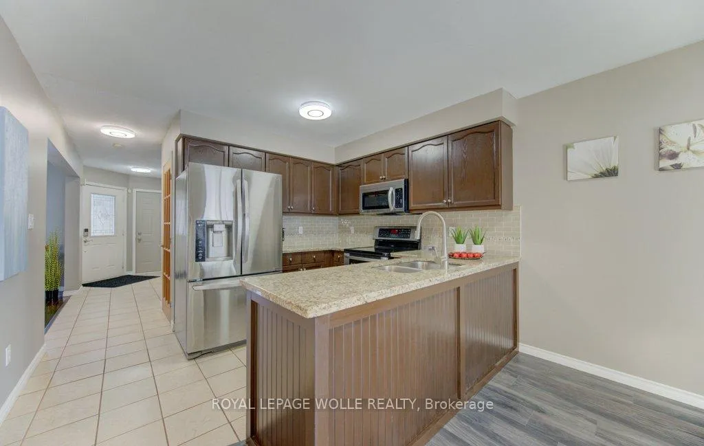 Photo 15 of 23 Michelle Court, Kitchener — HOMEH