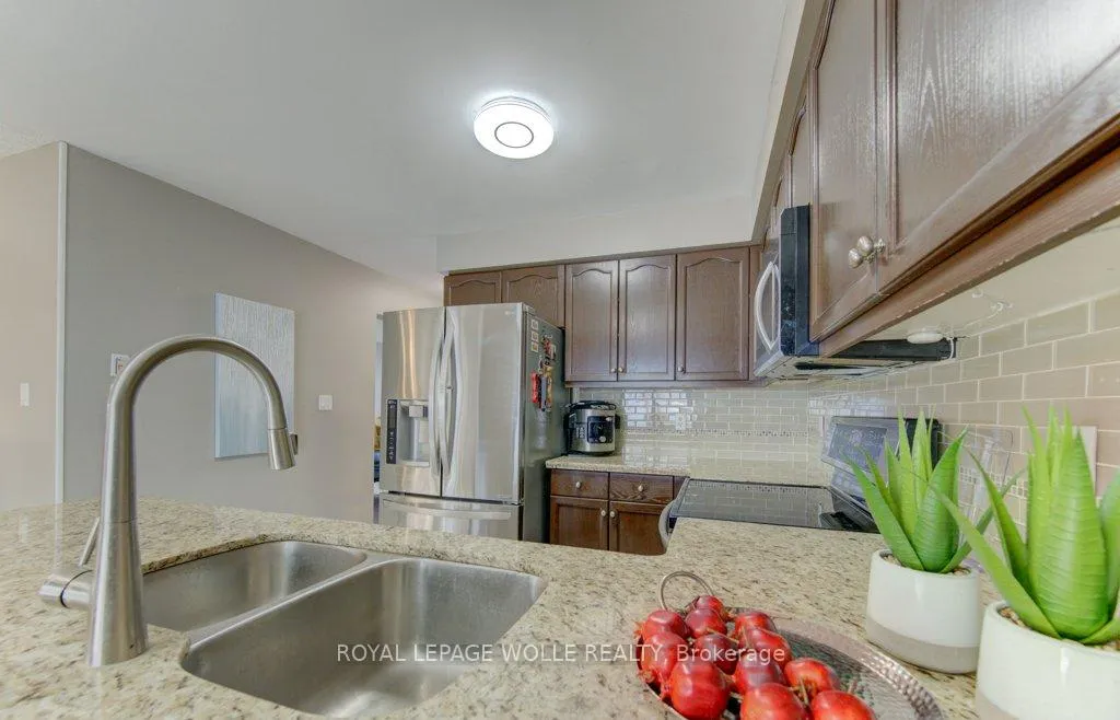 Photo 16 of 23 Michelle Court, Kitchener — HOMEH